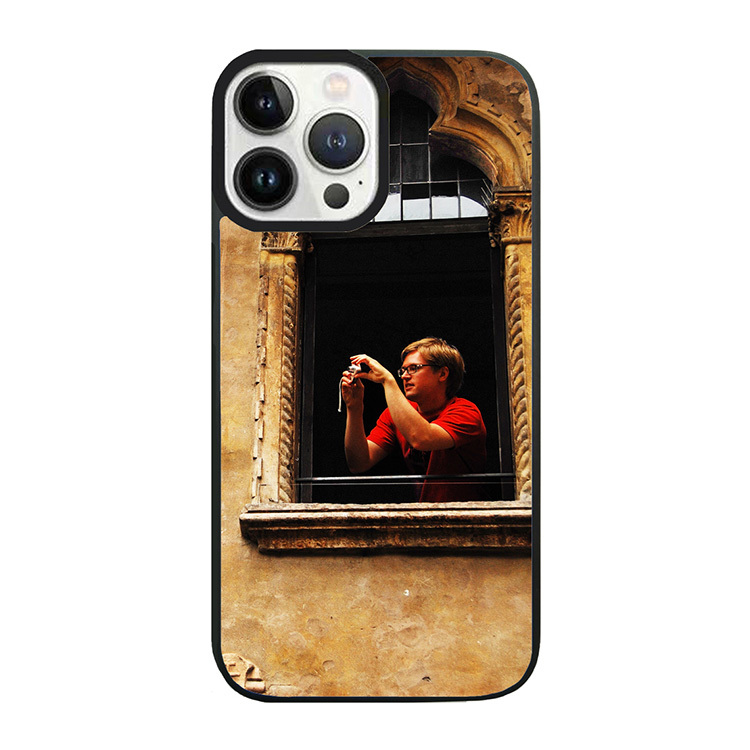 愛拍照的小伙子