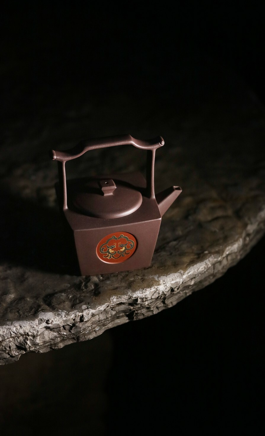 【慕明清傢俱 · 案几】-- 觥船一棹百分空，十歲青春不負公。今日鬢絲禪榻畔，茶煙輕揚落花風。