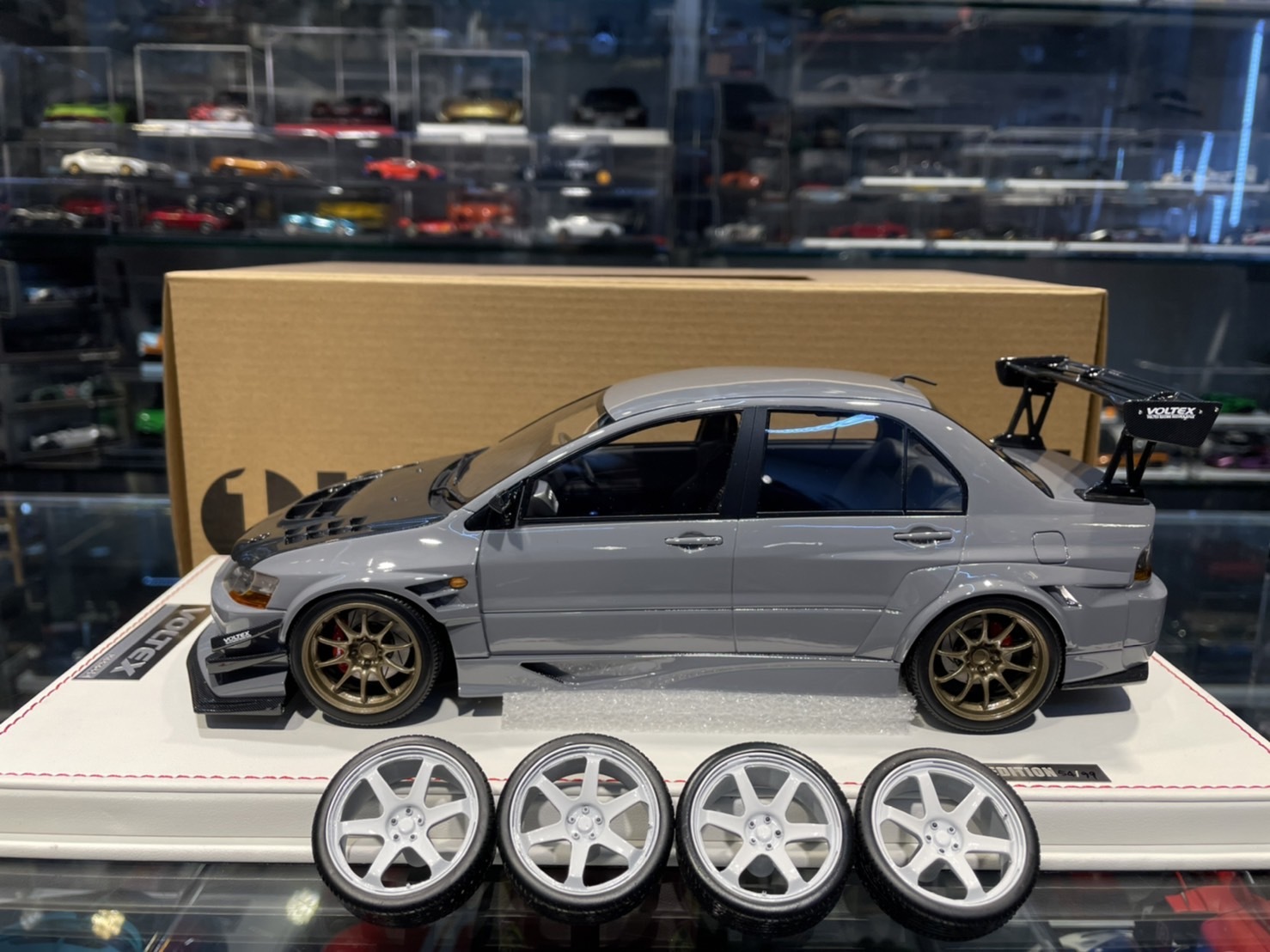 OneModel Mitsubishi EVO IX Voltex Carbon Gray 1/18