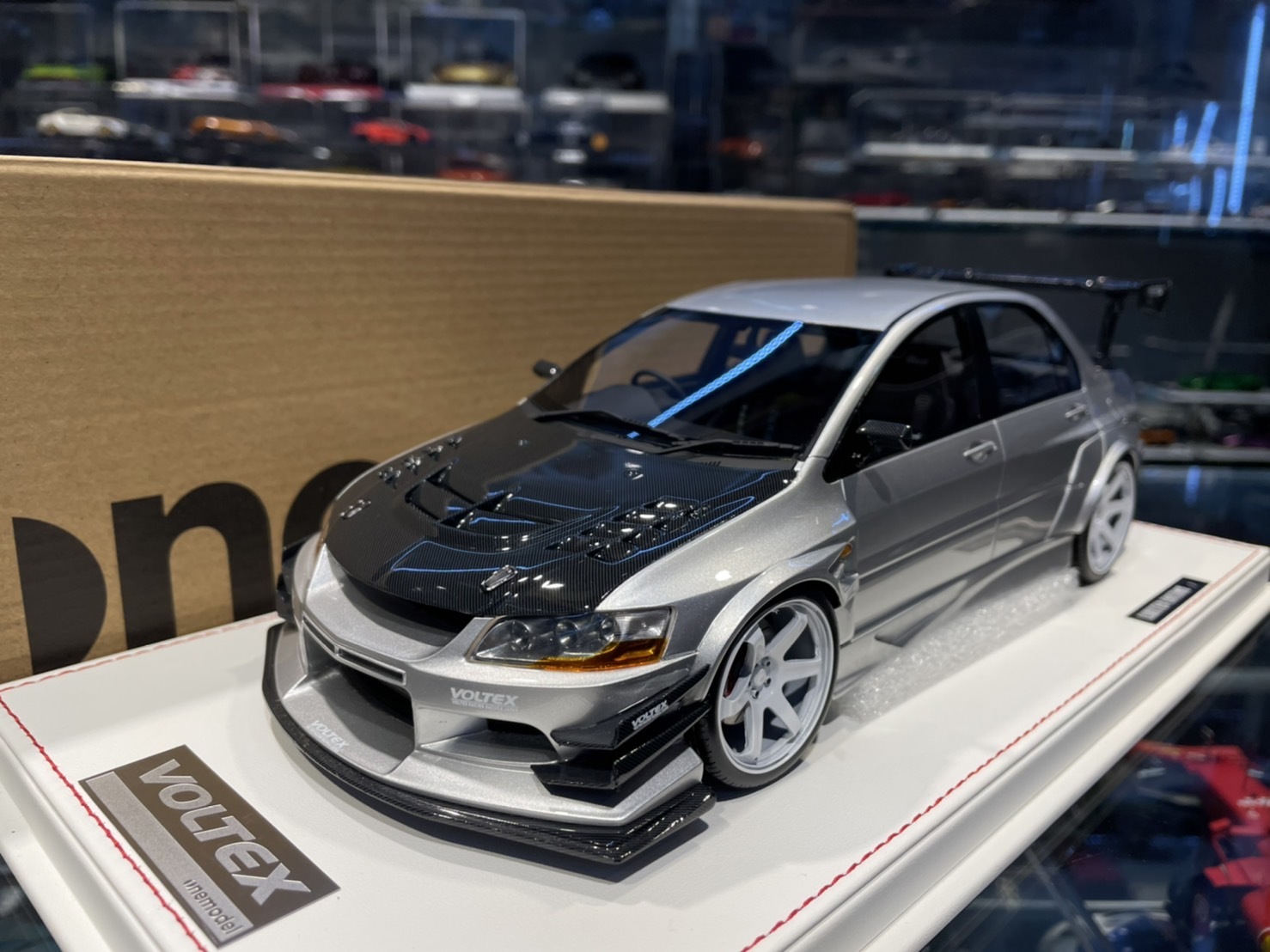 OneModel Mitsubishi EVO IX Voltex Carbon Silver 1/18