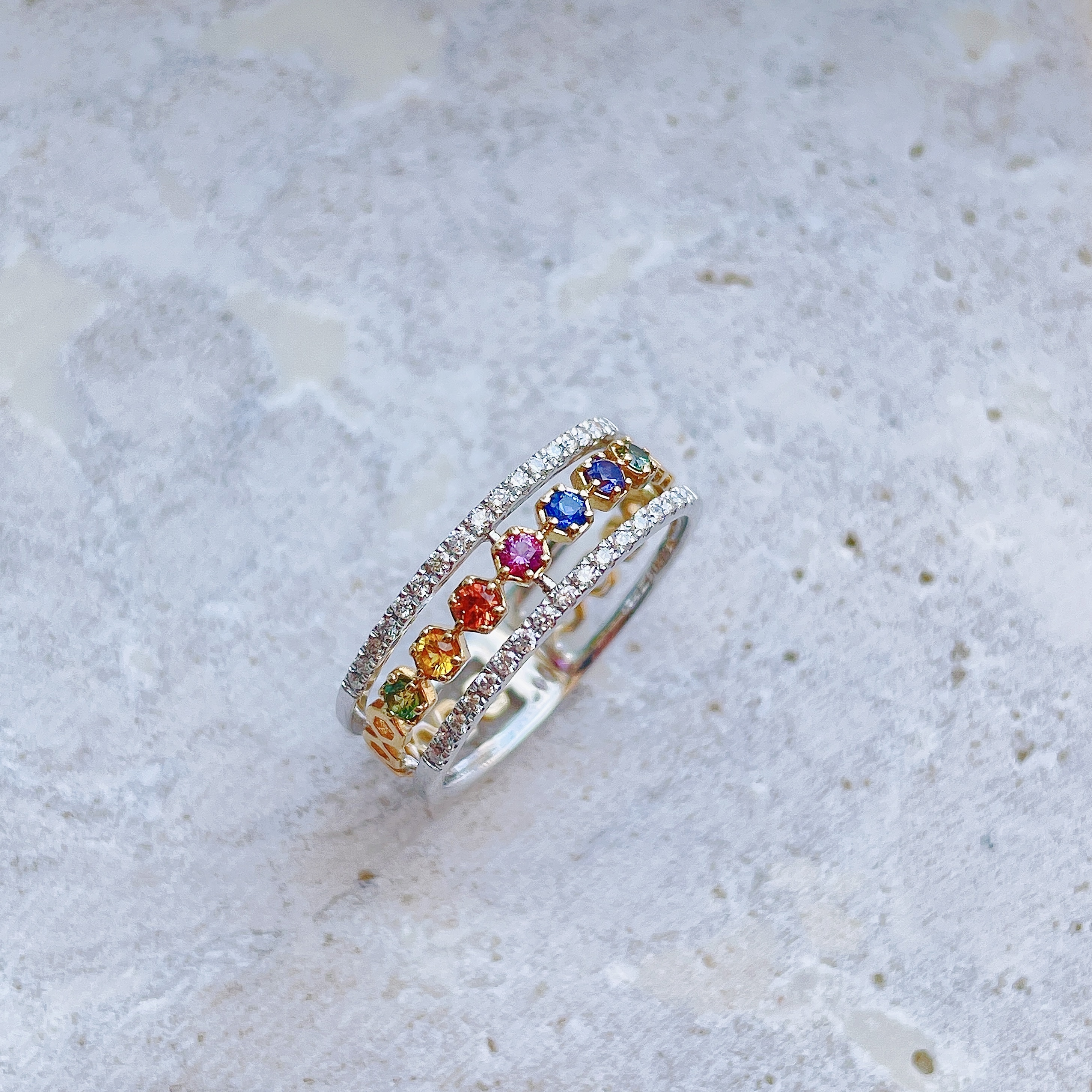 18K雙色金彩虹藍寶石鑽石鏤空戒指