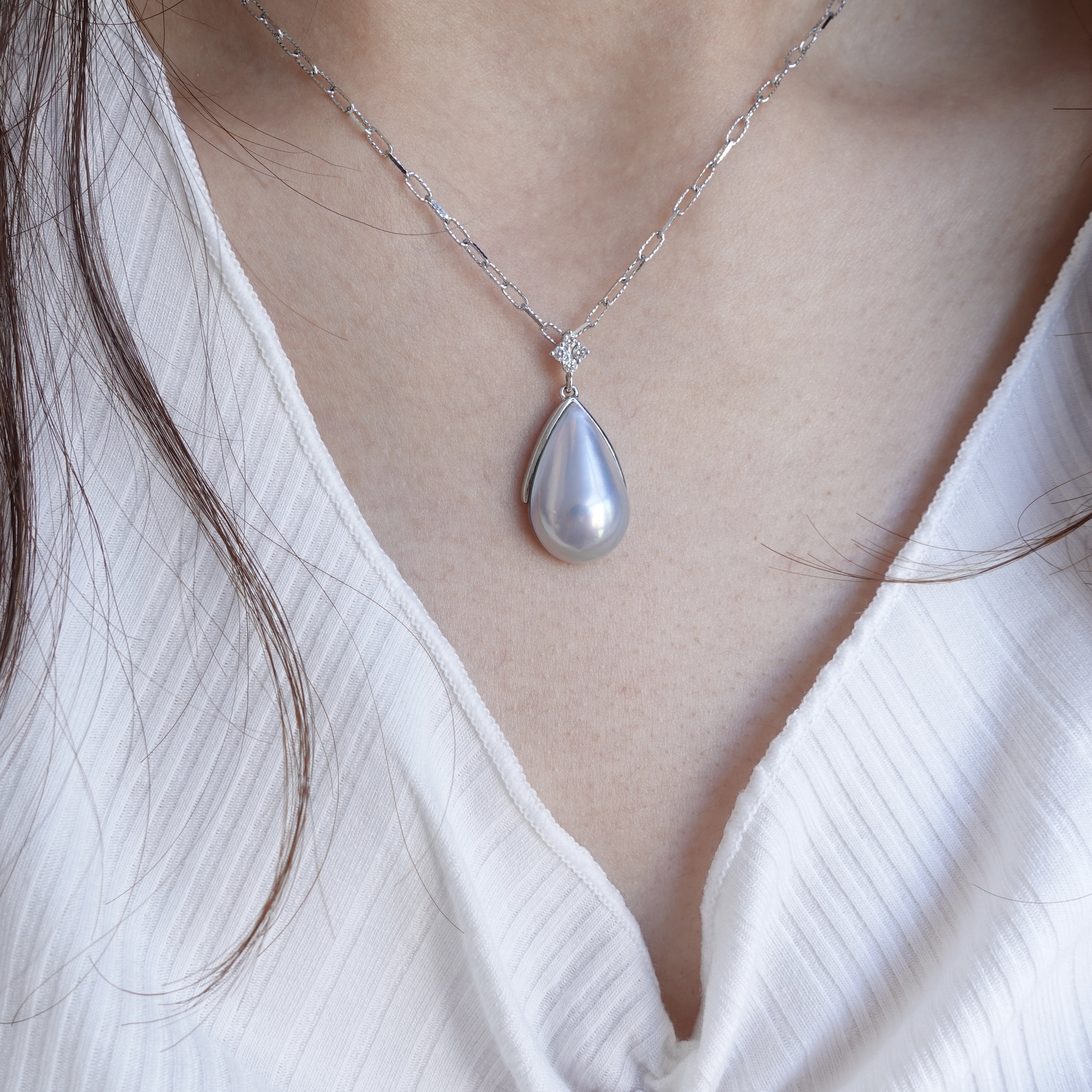 夢幻粉紫伴色- 18K金日本極光炫藍水滴型馬貝珠鑽石吊墜