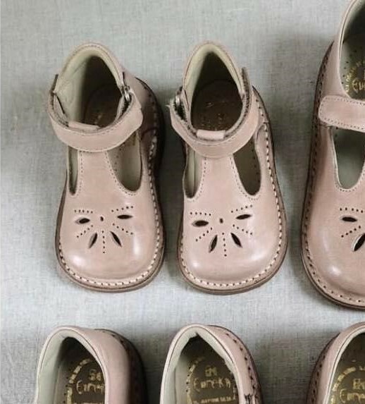 (預購) EUREKA 真皮雕花T字 高筒皮鞋 -(深棕/ 杏粉)