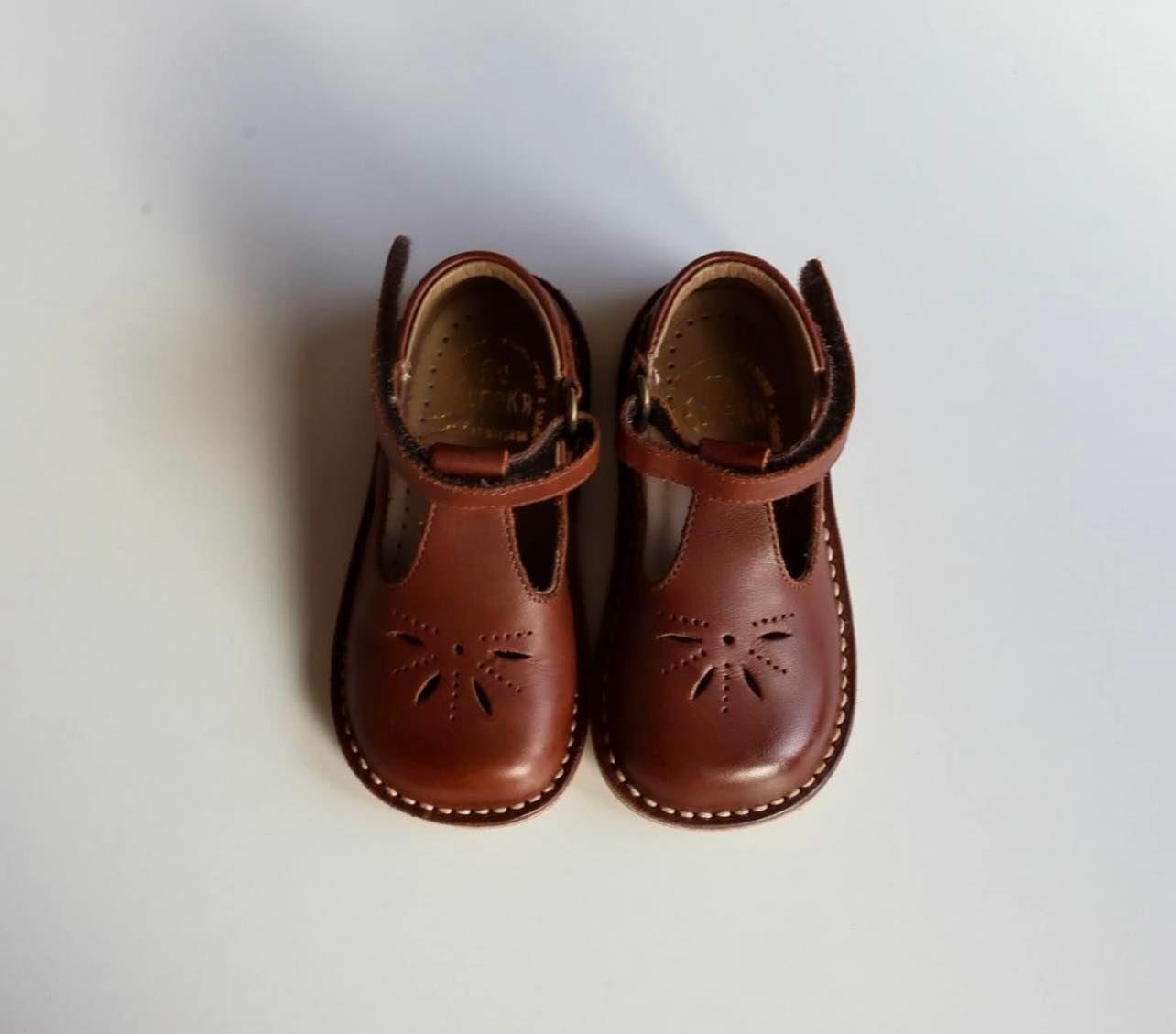 (預購) EUREKA 真皮雕花T字 高筒皮鞋 -(深棕/ 杏粉)