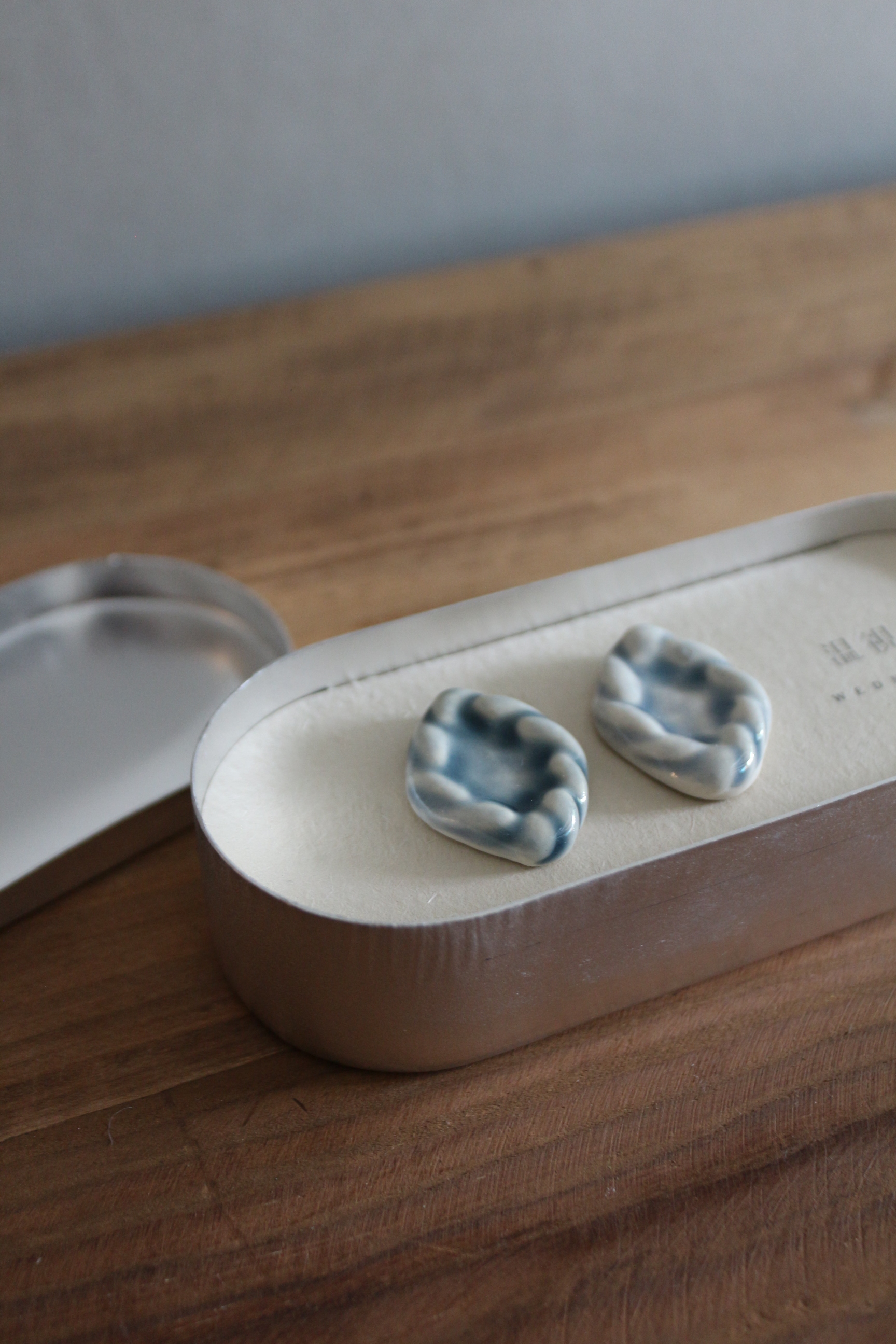 溫視日Wednesday ｜komono 刻花耳環｜光砌 露青*