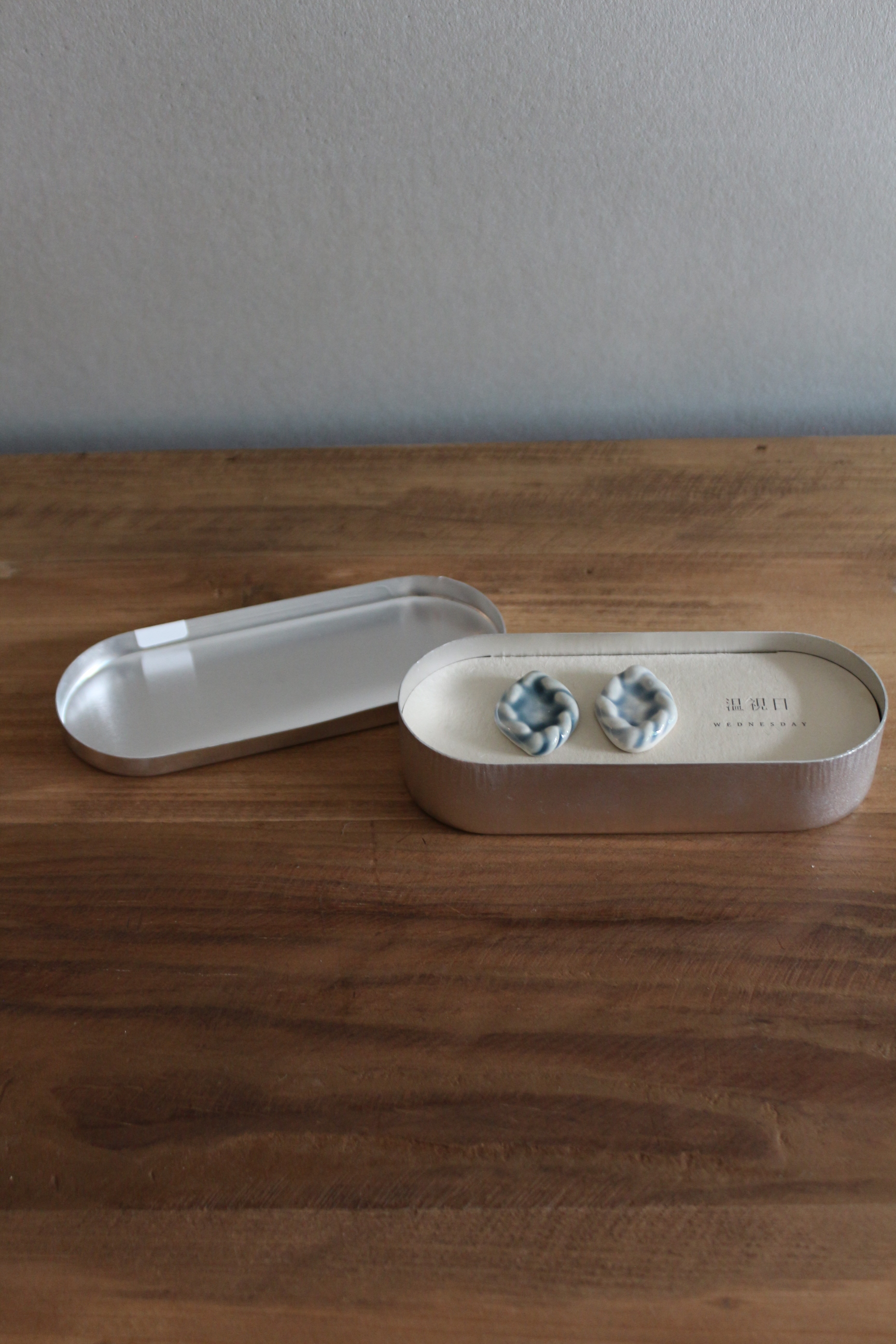 溫視日Wednesday ｜komono 刻花耳環｜光砌 露青*