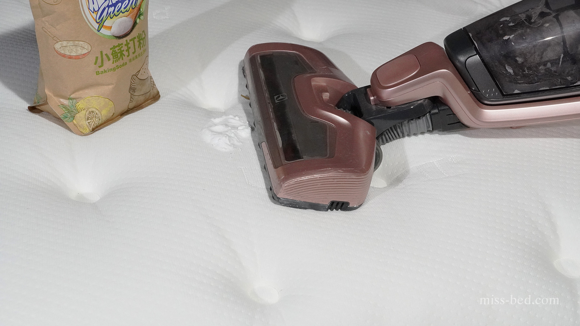 床墊清潔步驟三、將小蘇打粉吸除