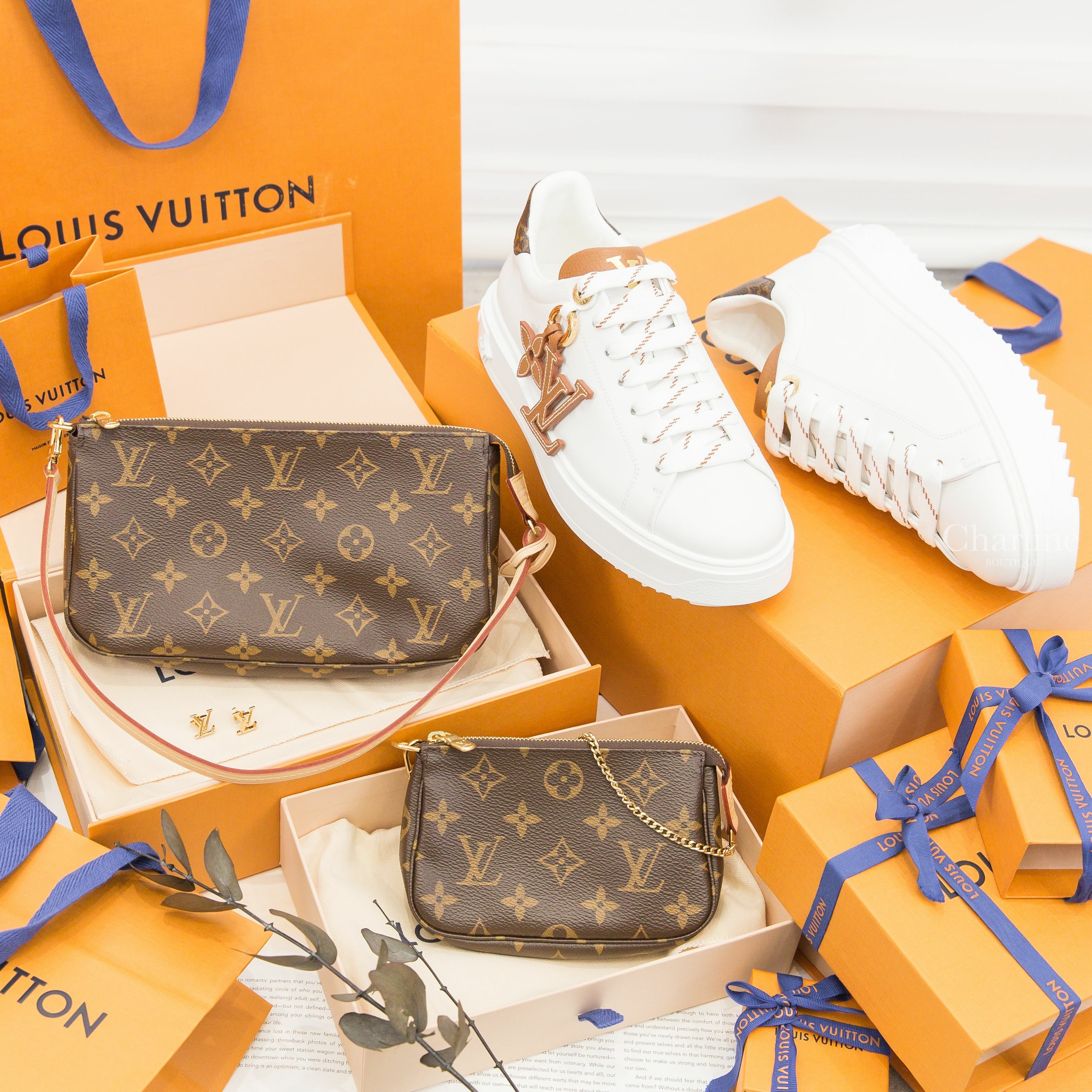 LV Trainers 白色壓花咖啡色吊飾老花鞋尾運動鞋,LV Pochette 咖啡色老花帆布手提肩背包,LV Mini Pochette 咖啡色老花迷你手袋鏈帶包,LV Earrings 金色字母耳環-Charline Boutique 精品代購