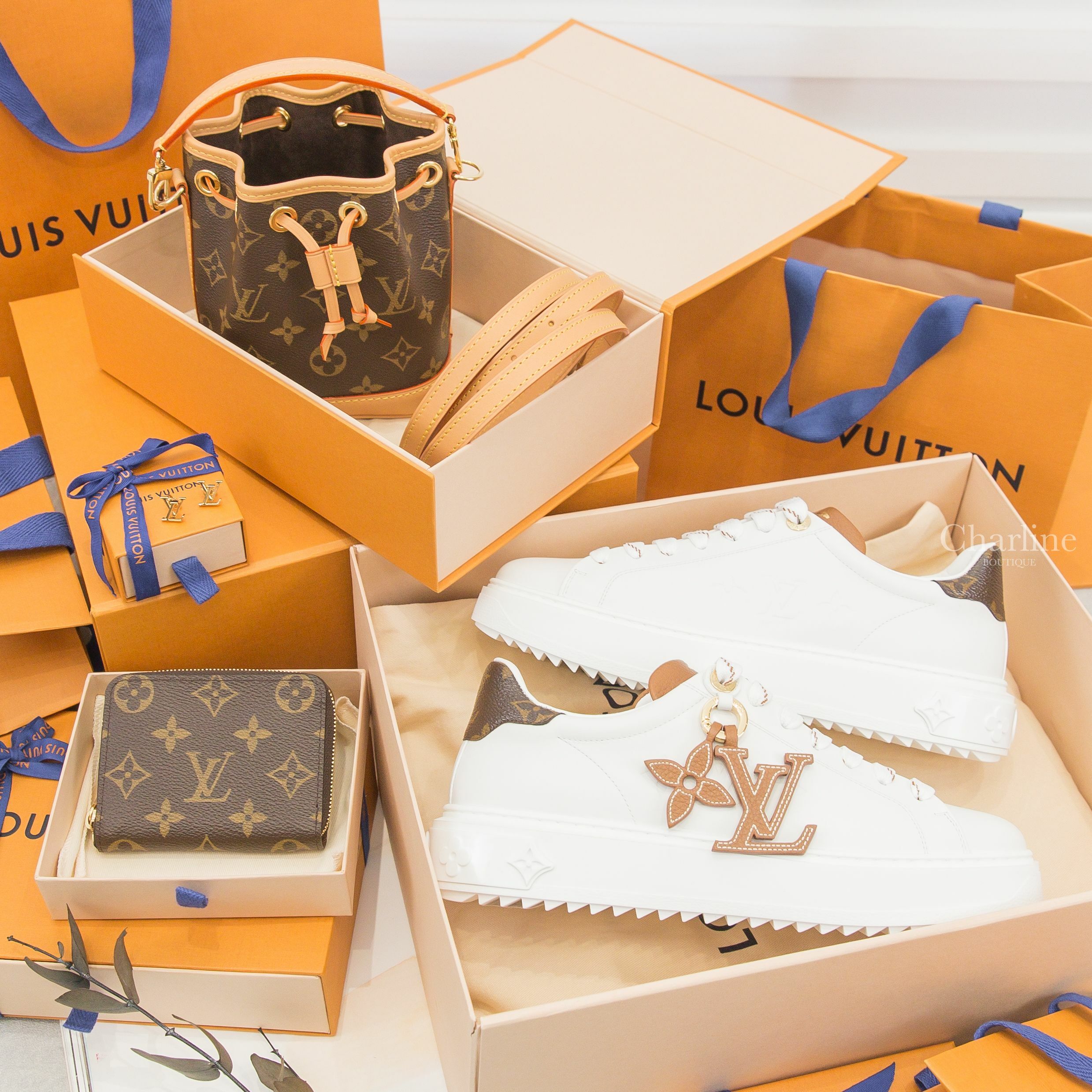 LV Trainers 白色壓花咖啡色吊飾老花鞋尾運動鞋,LV Nano Noé Bag 咖啡色迷你老花水桶手提肩背包,LV Purse 咖啡色老花金色拉鏈零錢包,LV Earrings 金色字母耳環-Charline Boutique 精品代購