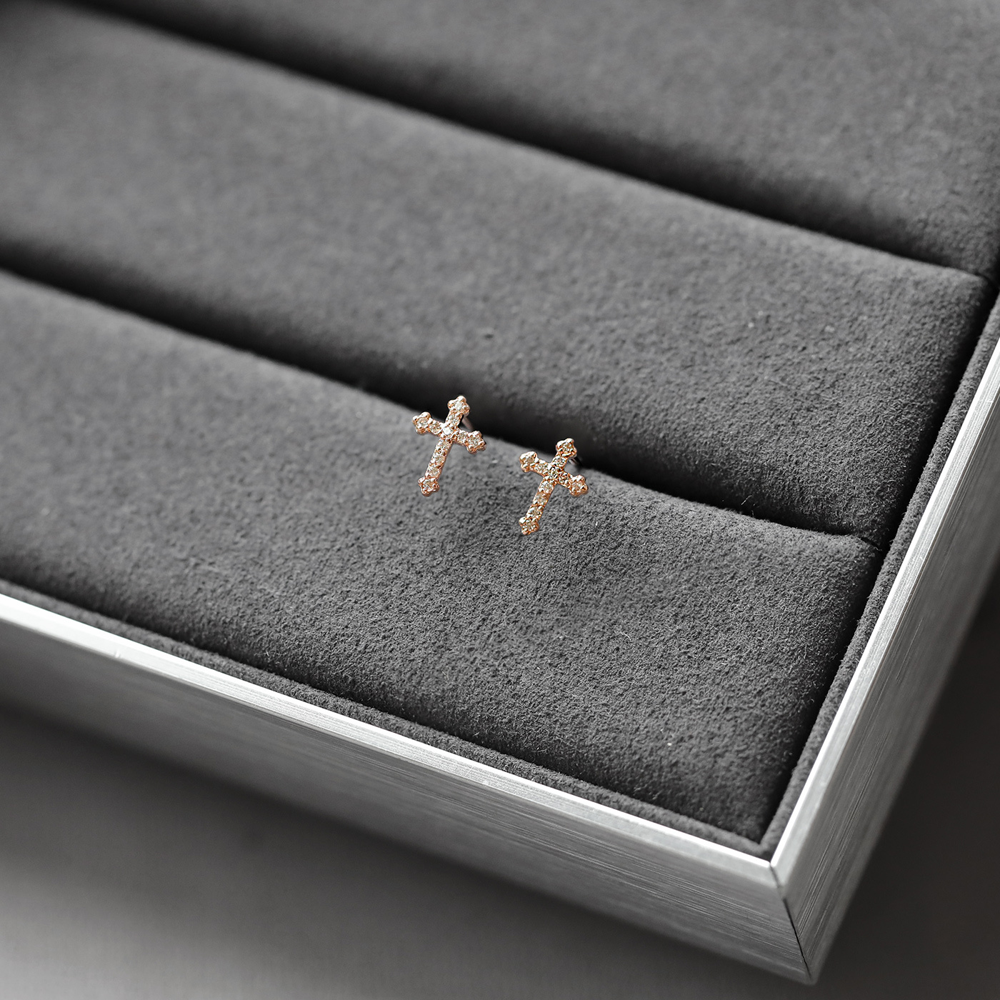 為愛祈禱 — 9分十字架鑽石耳環