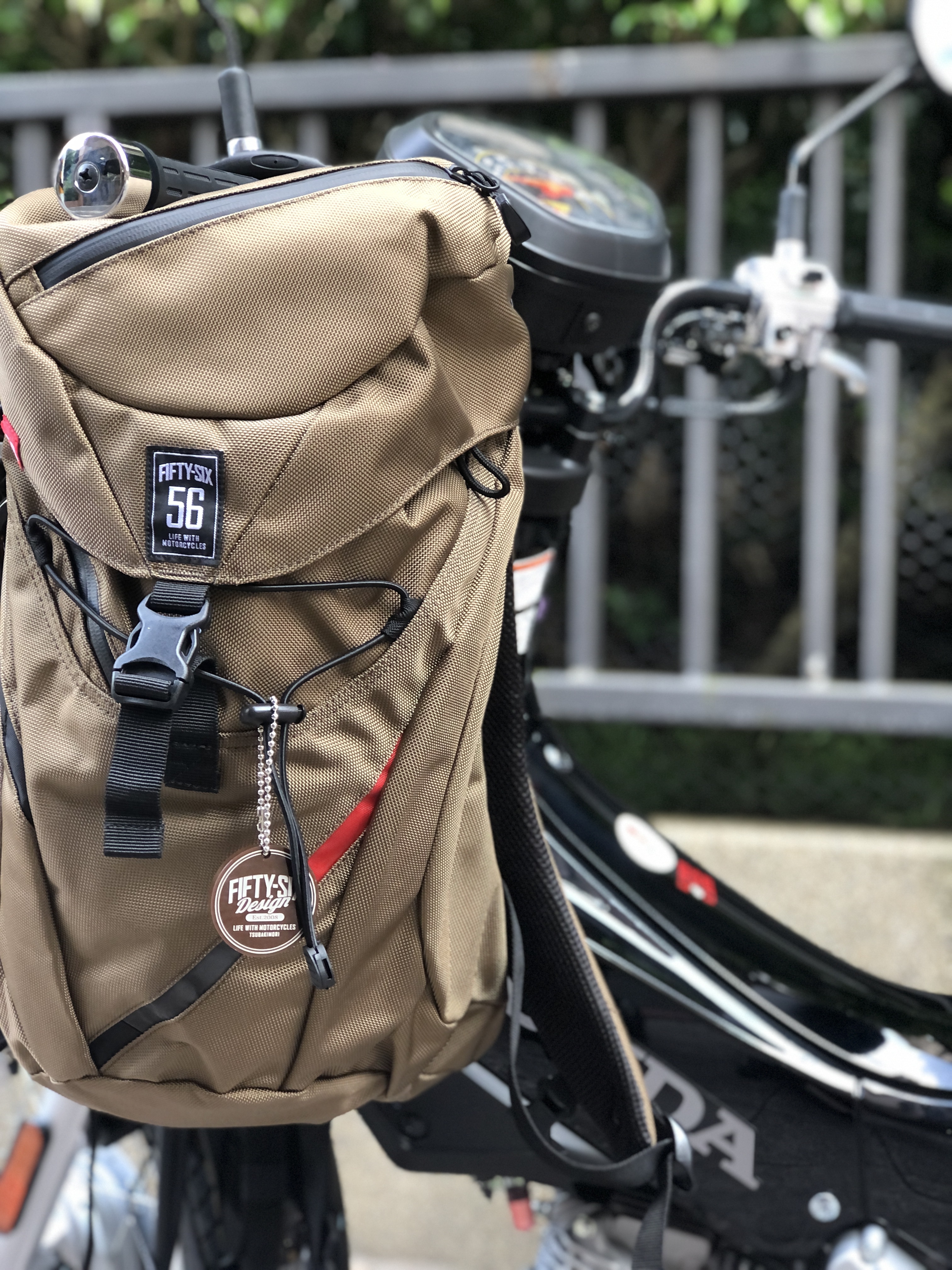 56DESIGN KUSHITANI AIR THROUGH 後背包，黑色卡其兩色可選，日常與輕旅行皆適用