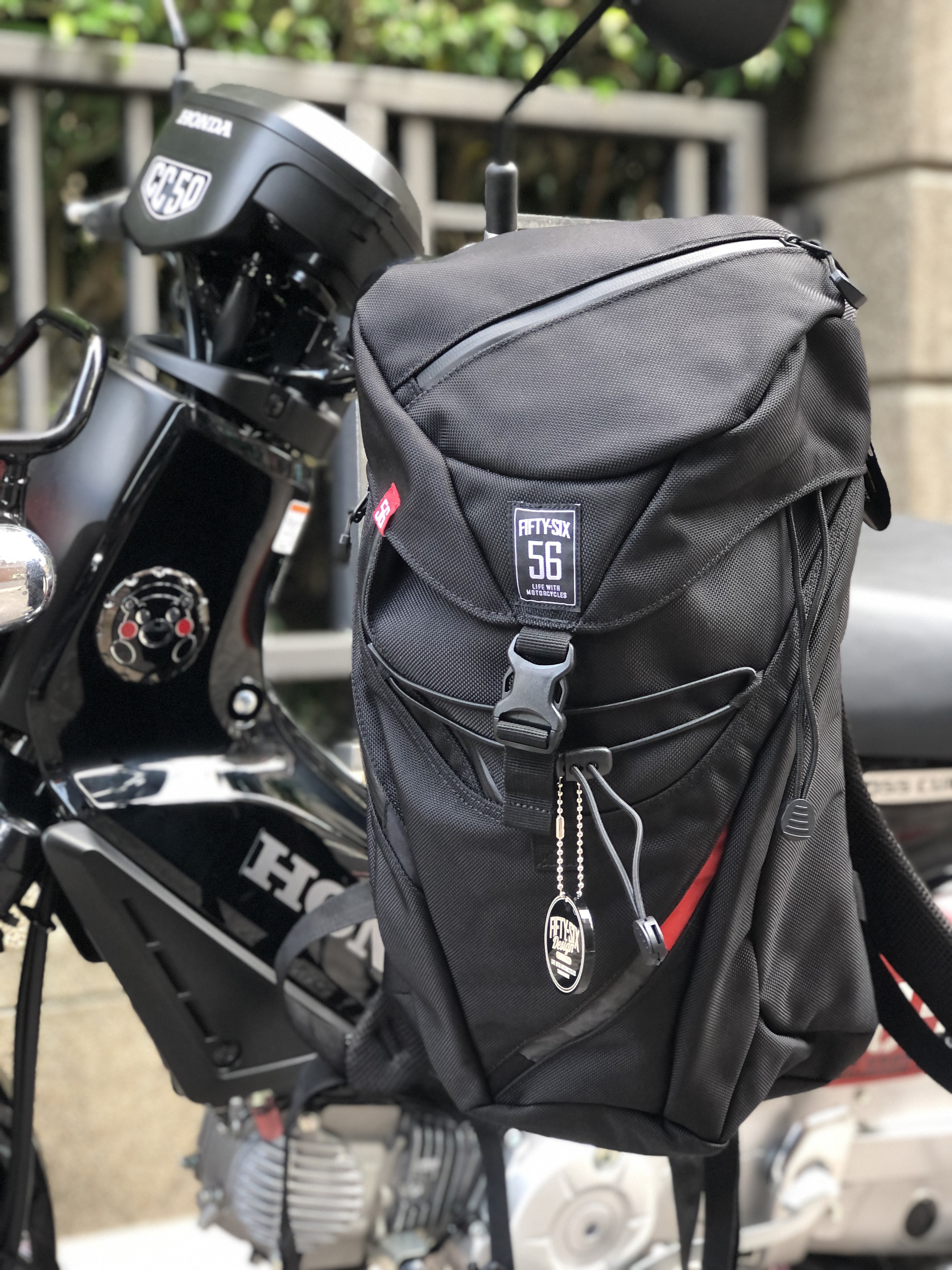 56DESIGN KUSHITANI AIR THROUGH 後背包，黑色卡其兩色可選，日常與輕旅行皆適用