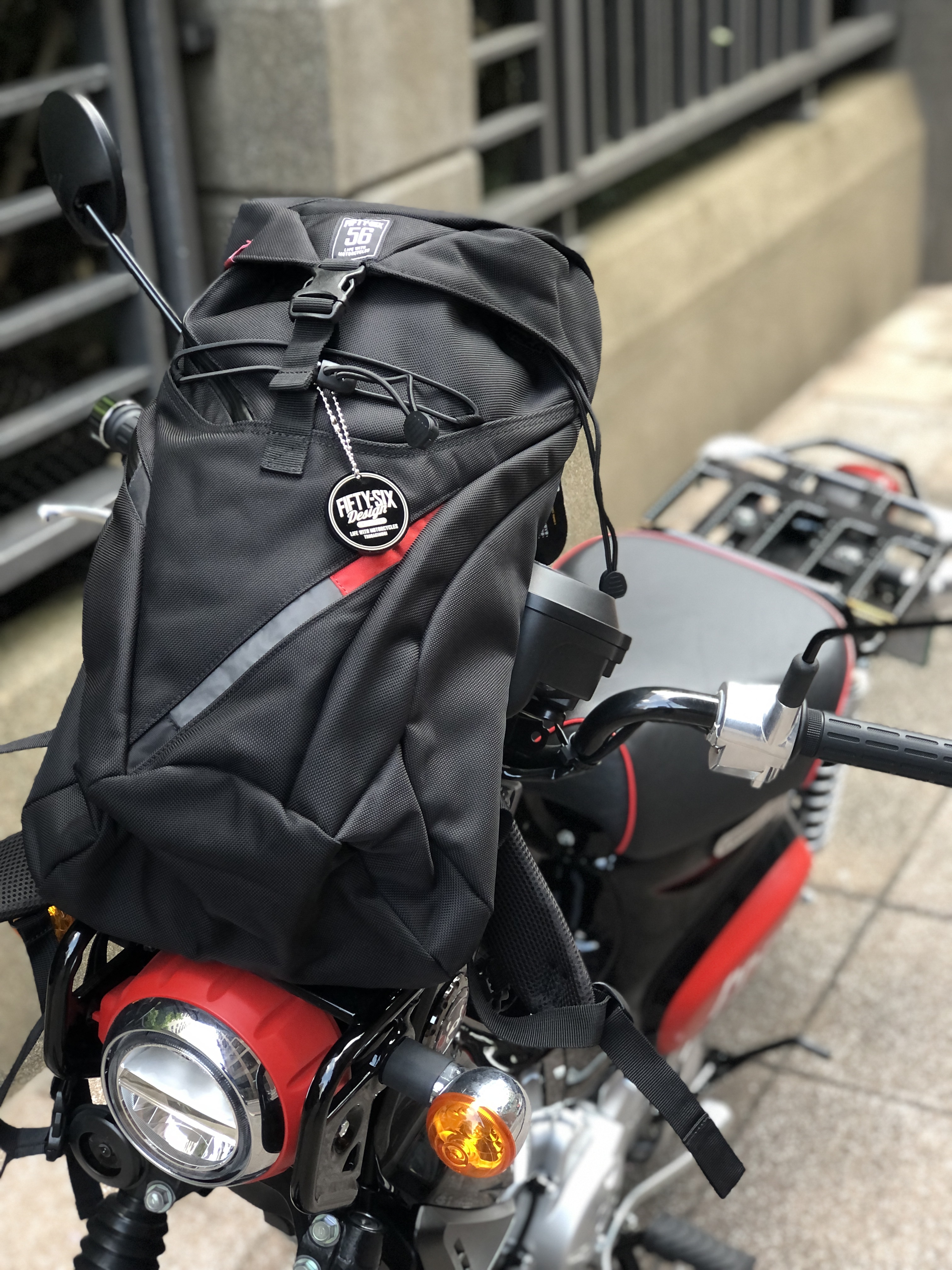 56DESIGN x KUSHITANI AIR THROUGH 後背包，1670D高強度尼龍與透氣背板設計