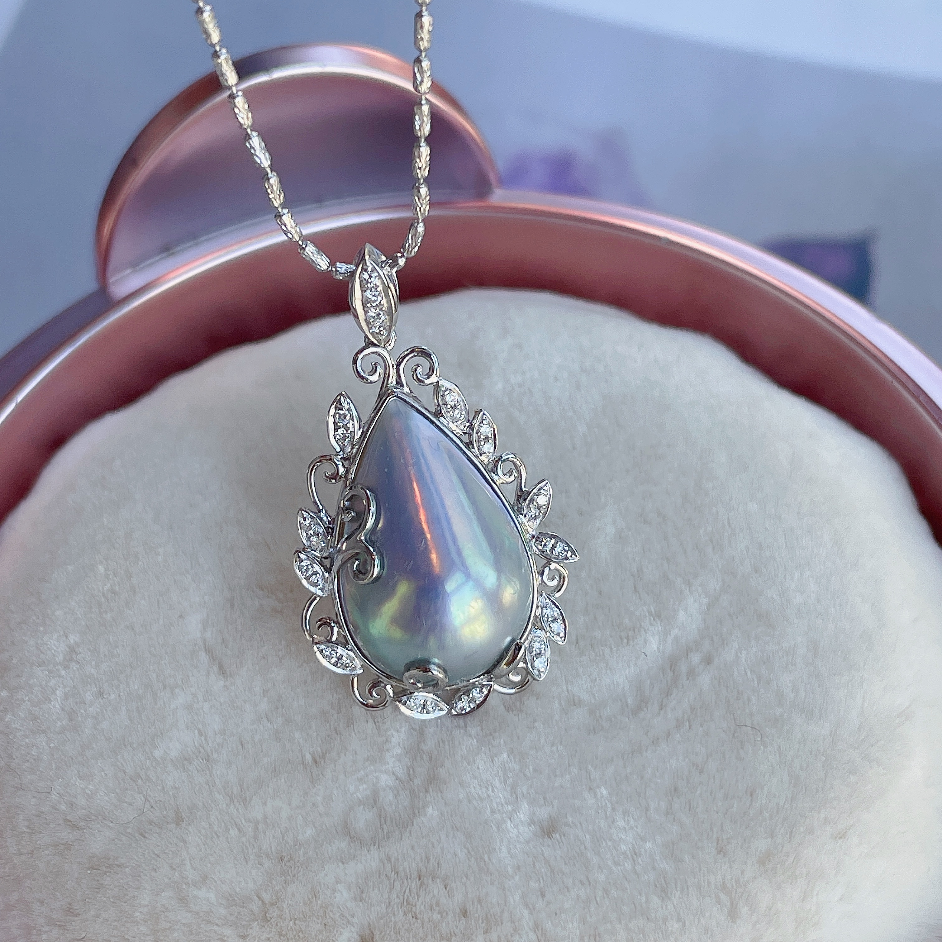 18K金日本極光炫藍水滴馬貝珠鑽石吊墜 - 藤蔓