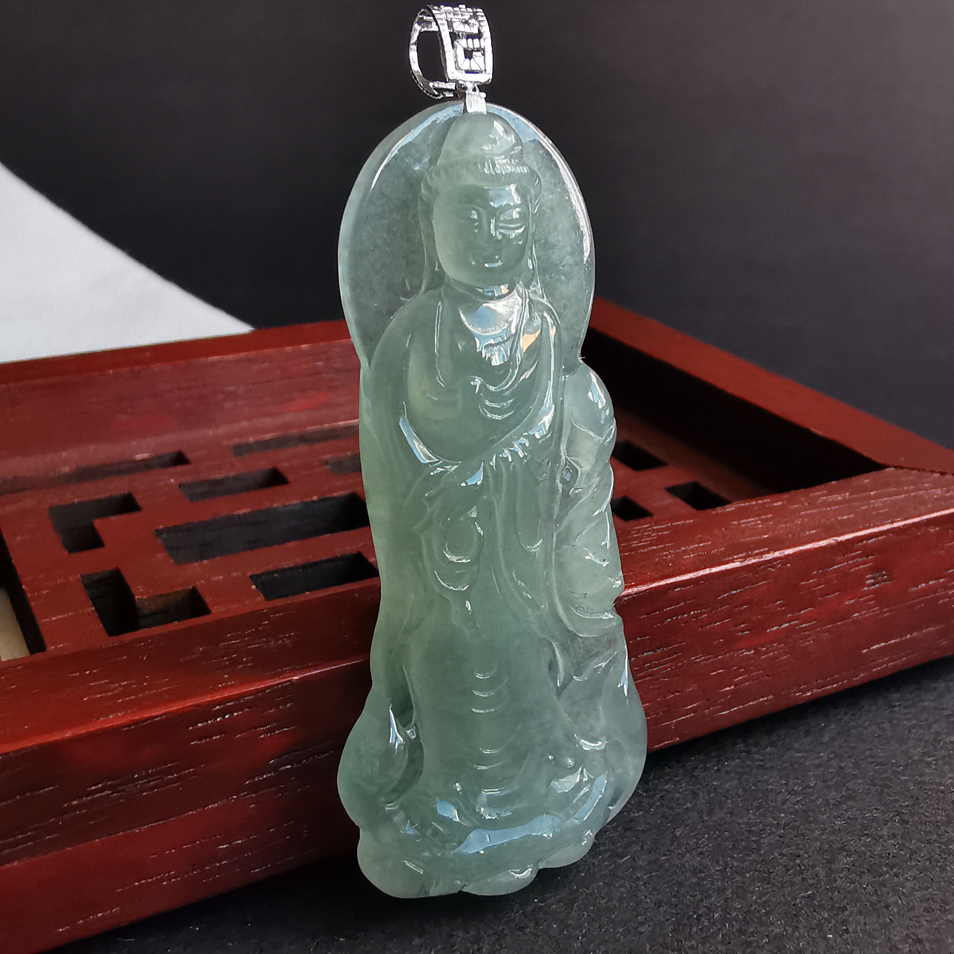 J2050 冰觀音鑲18K金扣吊墜