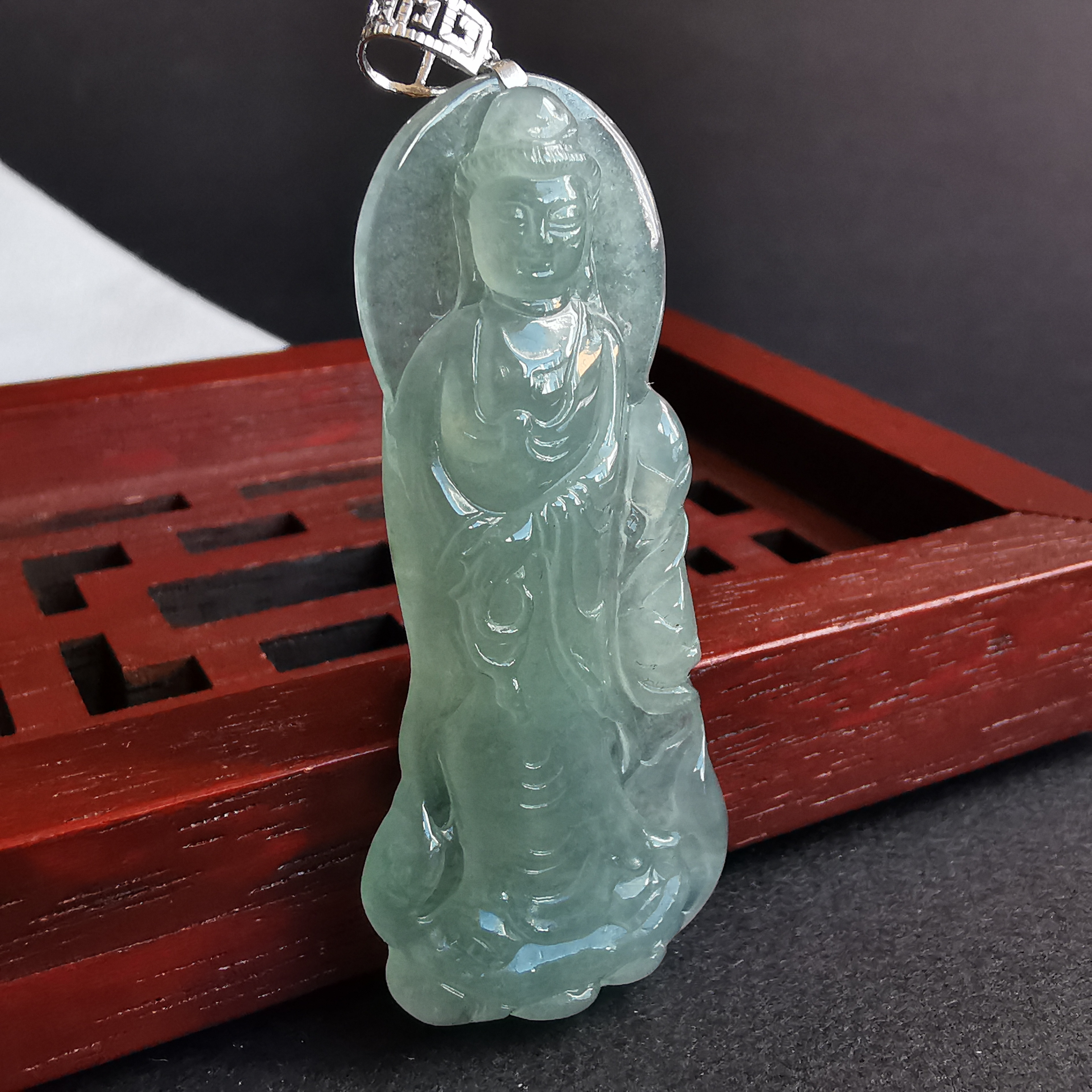 J2050 冰觀音鑲18K金扣吊墜