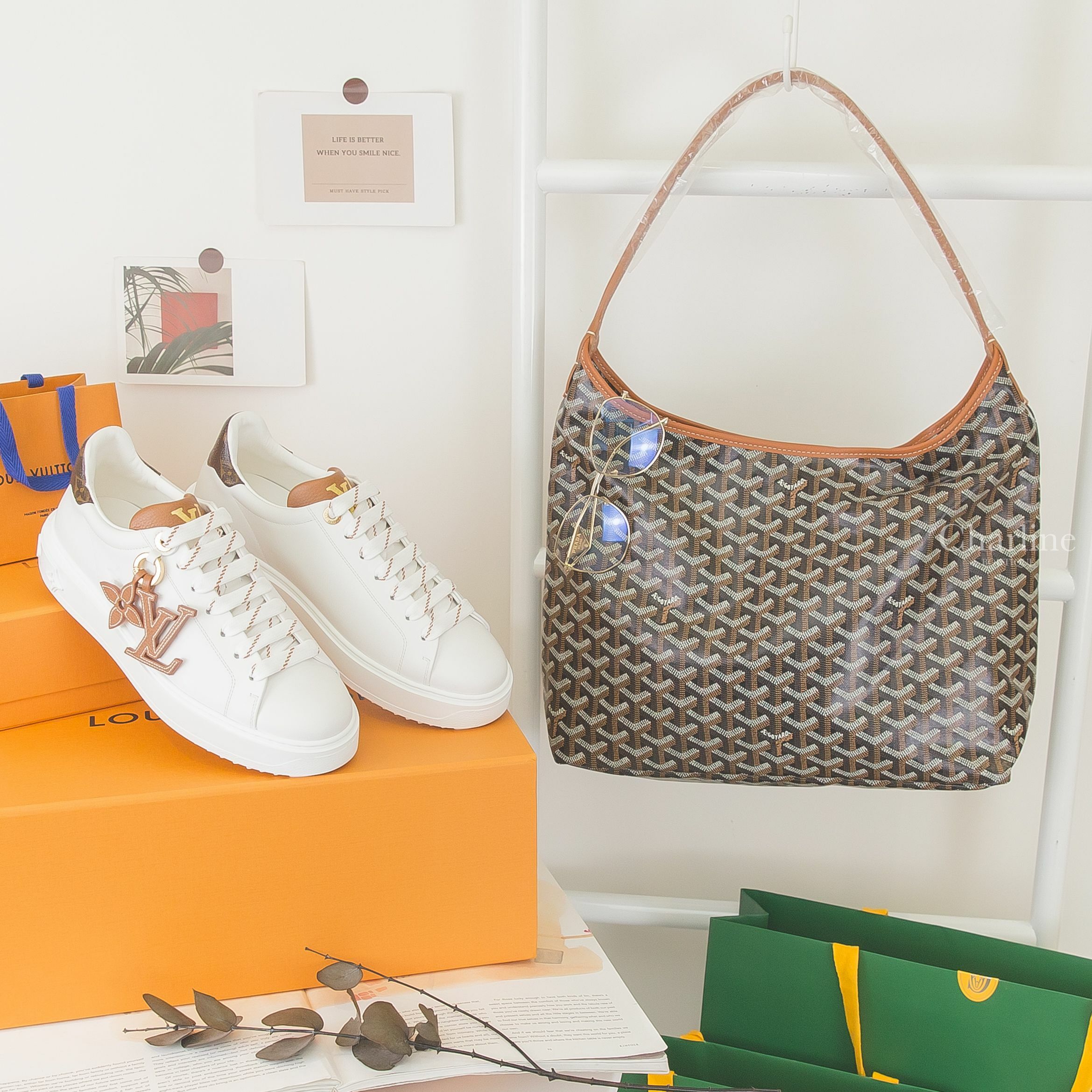 Goyard Hobo Bag 黑色手提肩背包,Louis Vuitton Trainers 白色壓花咖啡色吊飾老花鞋尾運動鞋,Prada Glasses 藍色偏光飛行員邊框側邊白色三角金字平光眼鏡-Charline Boutique 精品代購