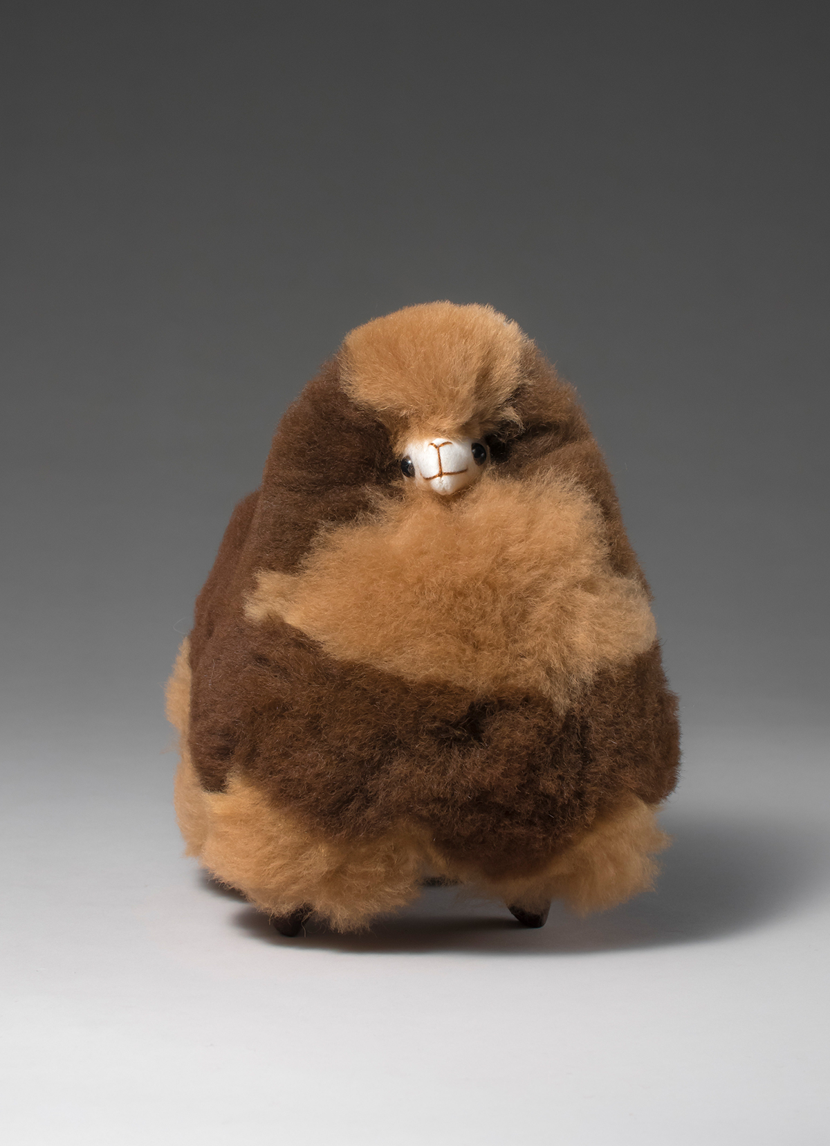 【秘魯國家館】ST.MALO 秘魯工匠手工原生羊駝毛仿真羊駝家飾娃娃20cm-2246UH-瓦沙濃粹