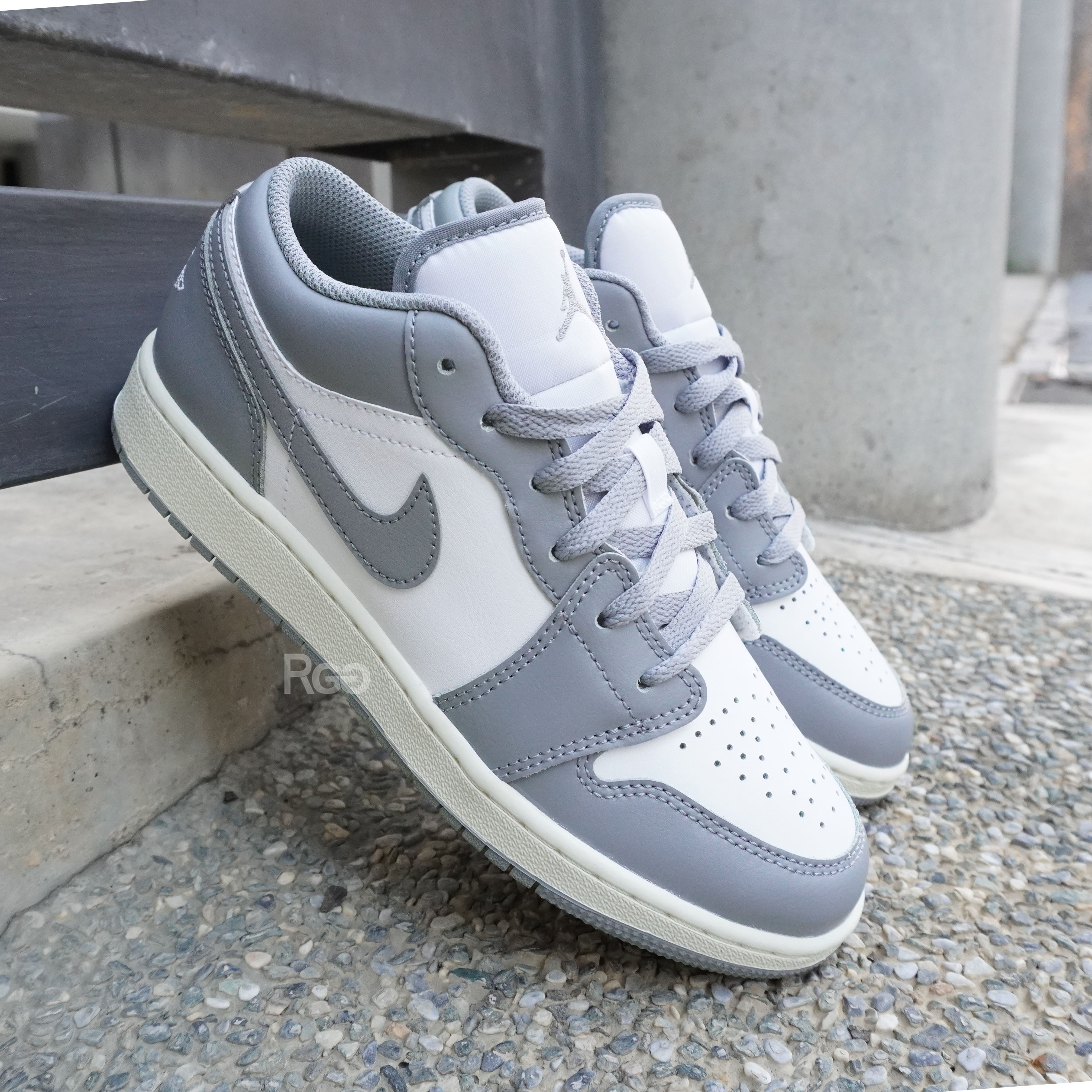 Nike Air Jordan 1 Low (GS) 灰白 復古 奶油底 (553560-053)