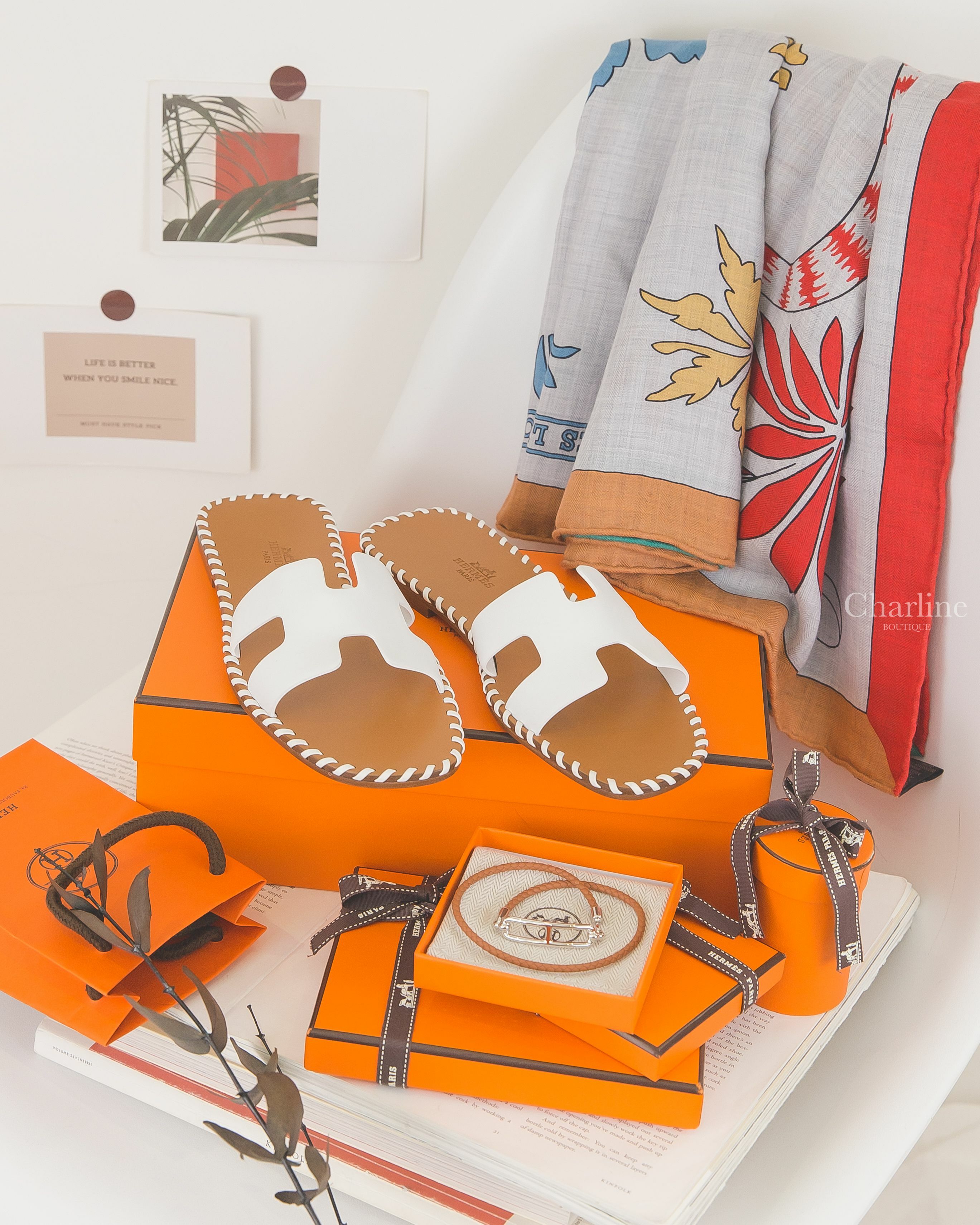 Hermès Bracelet 焦糖色編織θ銀飾手鍊,Hermès Shawl 140 灰色/藍色/石榴紅花豹喀什米爾真絲披肩,Hermès Oran Sandals 白色牛皮H編織滾邊平底拖鞋-Charline Boutique 精品代購
