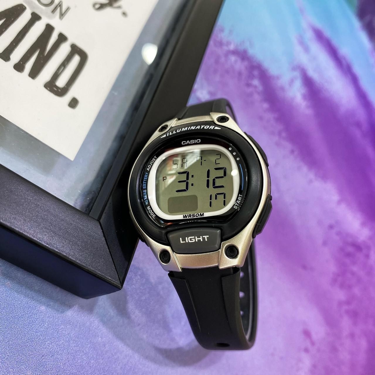 【CASIO卡西歐】多色四孔數位小型電子錶 LW-203-1A 34.9mm現代鐘錶