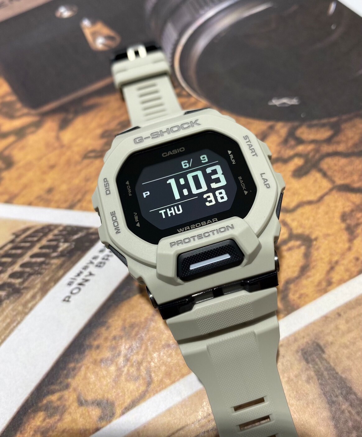 【G-SHOCK】都市街頭奶白經典方型藍芽運動跑錶 GBD-200UU-9D 40mm  現代鐘錶