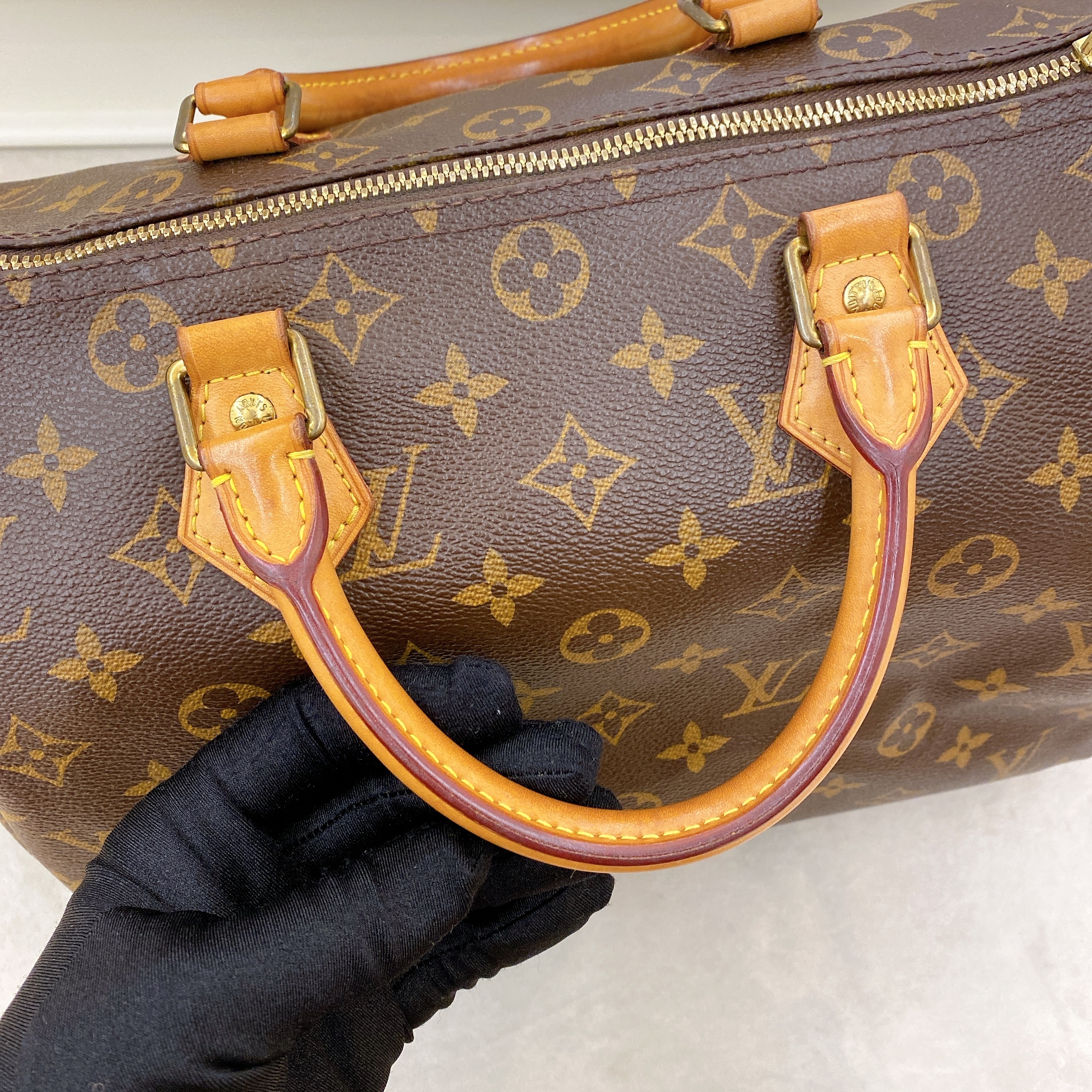 LV speedy 30B Monogram with black details. ( J ) 