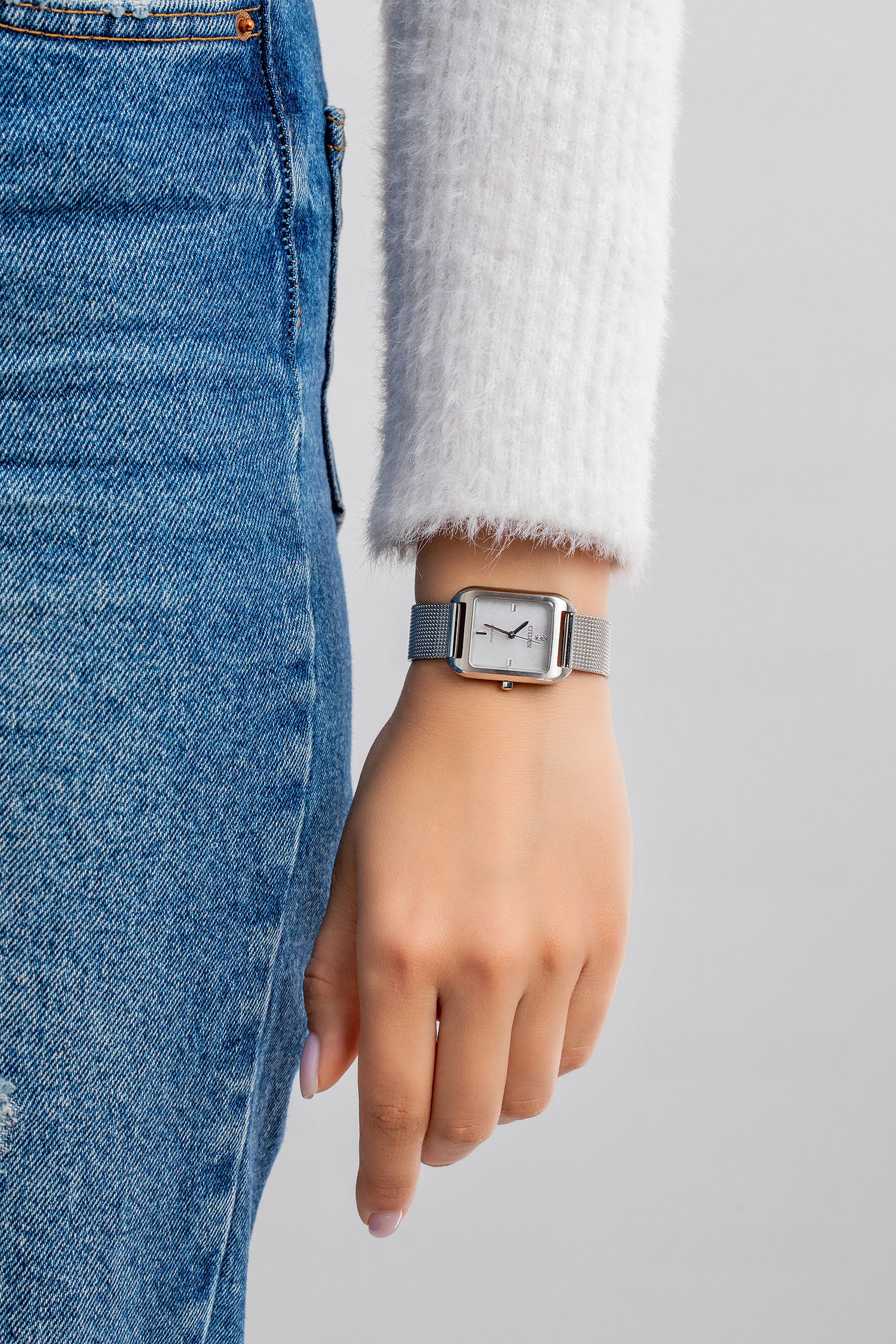 萬年鐘錶 - Citizen 星辰錶 方形米蘭錶帶光動能女錶   EM0491-81D  錶徑24MM