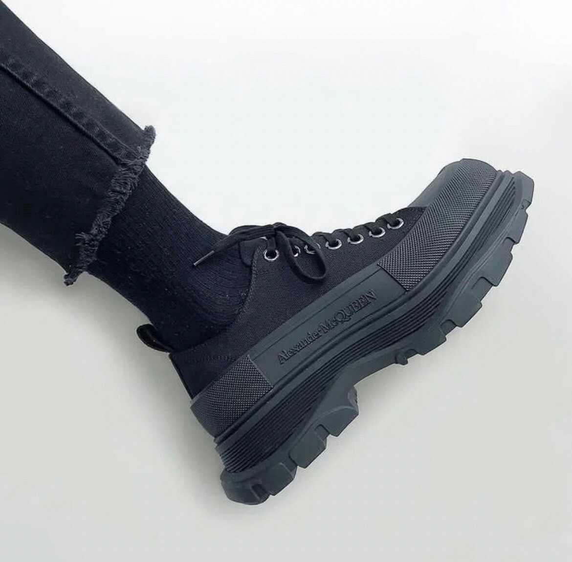 Alexander McQueen 黑武士 全黑厚底運動鞋