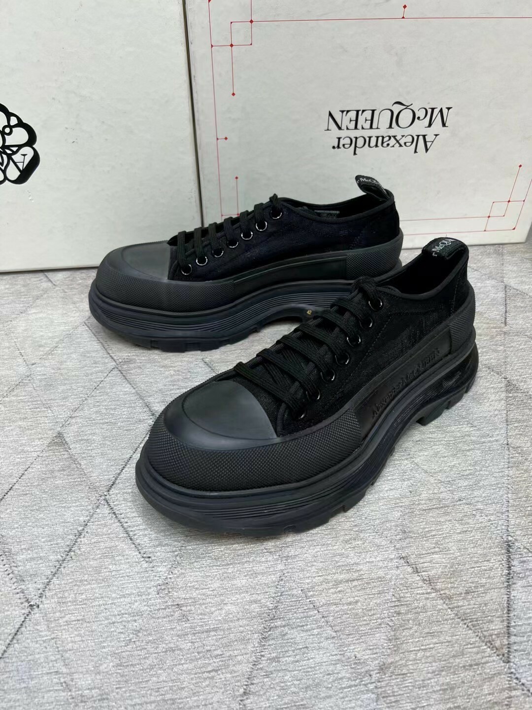 Alexander McQueen 黑武士 全黑厚底運動鞋