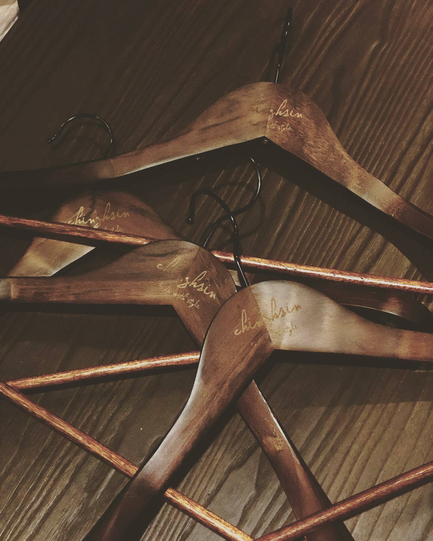 高質感訂製木紋衣架