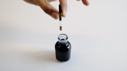 插進墨水中，逆時針旋轉，排空吸墨器內的空氣。順時針旋轉吸入墨水至灌滿。以紙巾擦拭吸墨器前端。稍事用力將吸墨器插至筆尖尾端，固定不鬆動。