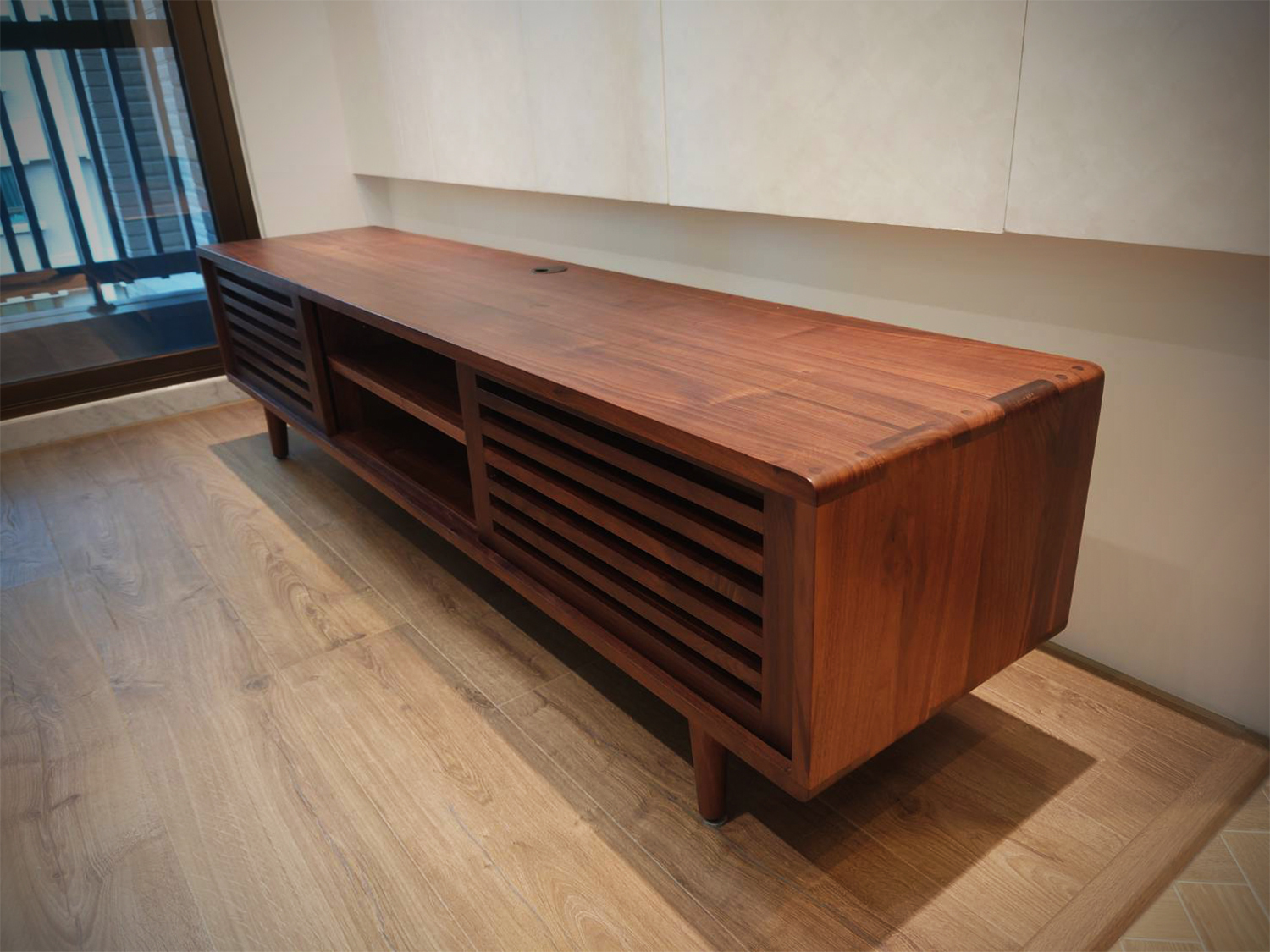 胡桃木實木格欄造型電視櫃|可訂製