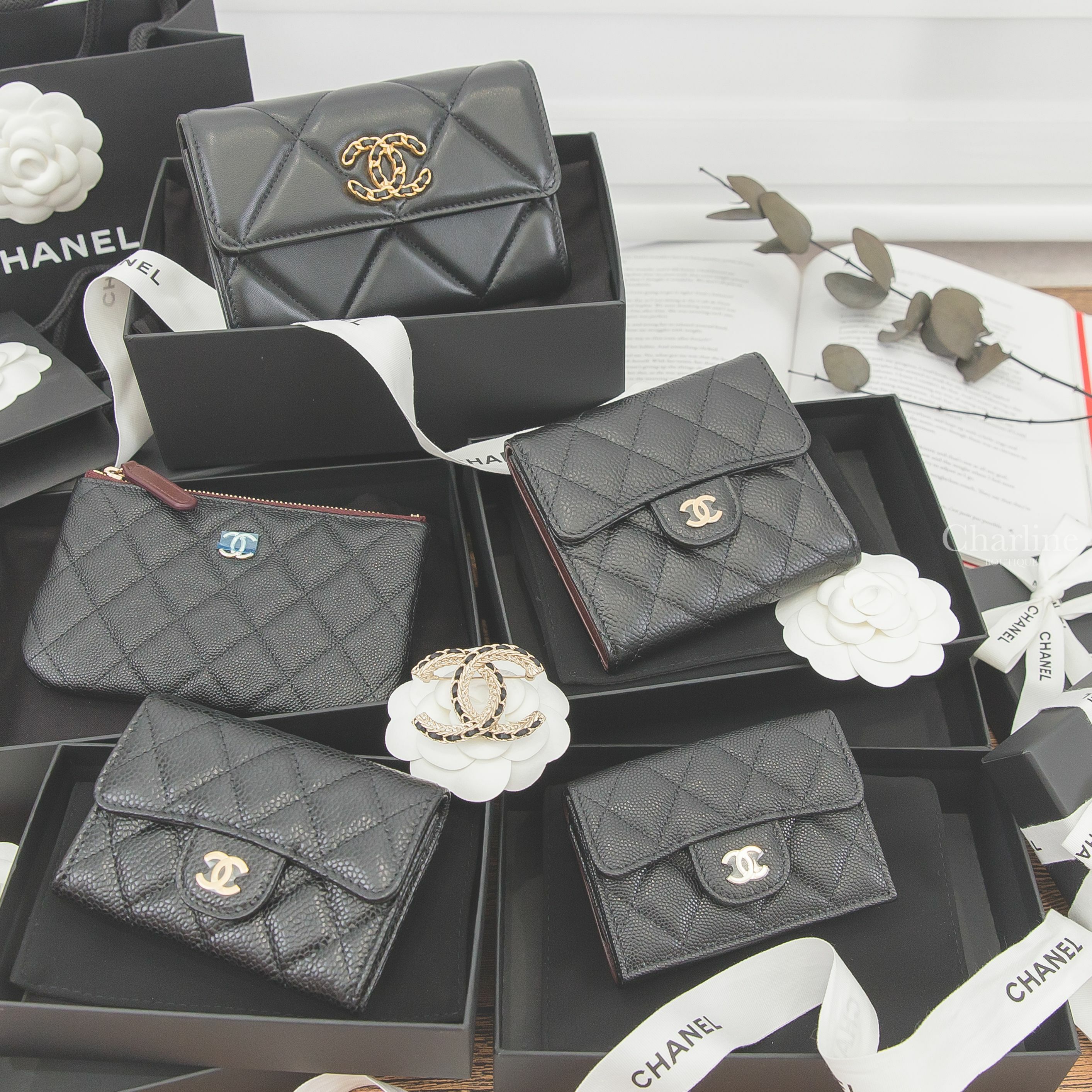 Chanel 黑色金CC大菱格羊皮前釦式中夾,黑色金CC荔枝菱格紋釦式卡片三折短夾,黑色金CC酒紅內裡荔枝紋零錢包,黑色金釦荔枝紋三折短夾,黑色金CC荔枝菱格紋零錢夾,黑色大型皮穿鍊金色編織CC胸針-Charline Boutique 精品代購