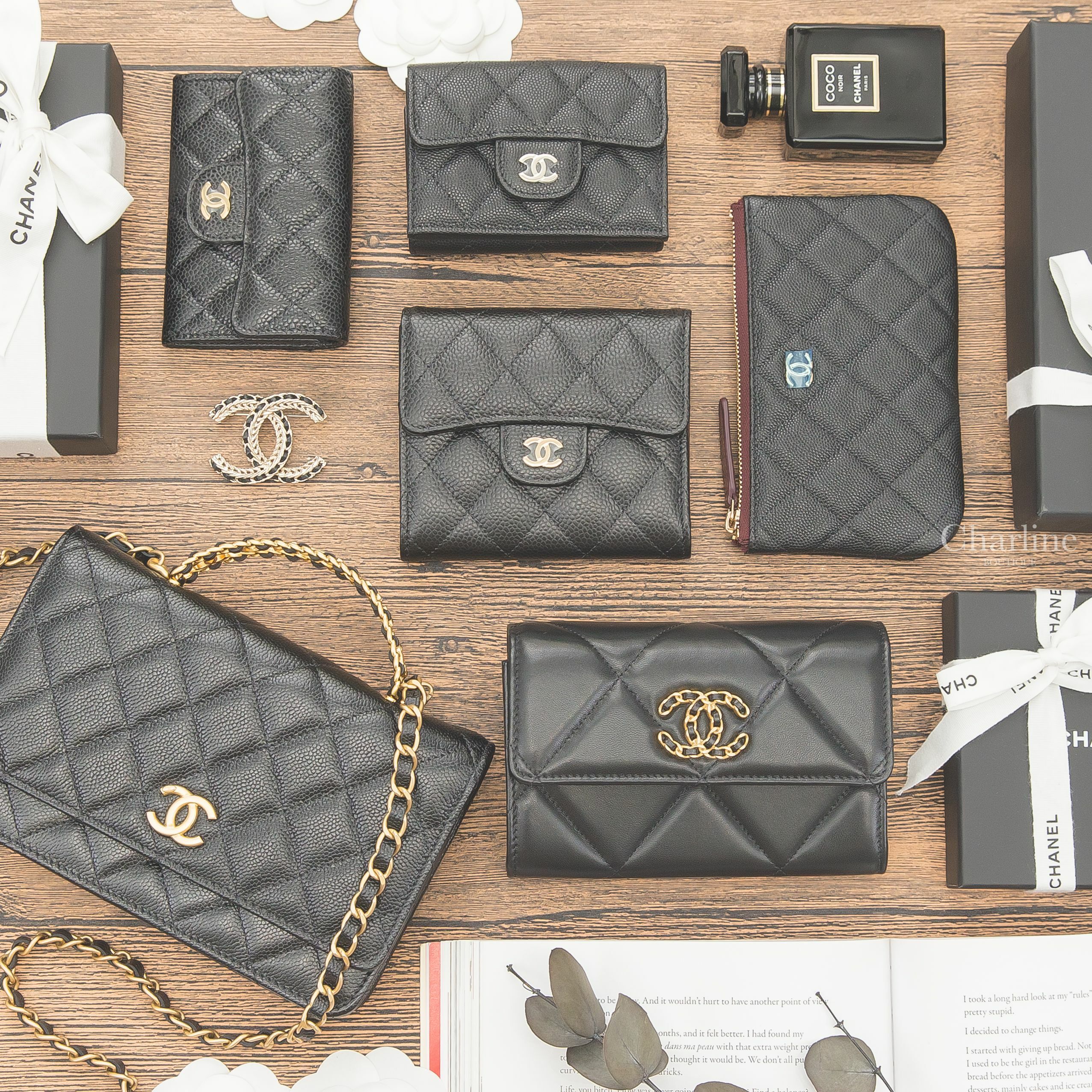 Chanel 黑色金CC大菱格羊皮釦式中夾,黑色金CC釦式卡片三折短夾,黑色金CC零錢包,黑色金釦荔枝紋三折短夾,黑色金CC荔枝菱格紋零錢夾,黑色皮穿鍊金色編織CC胸針,黑色金CC金鍊簍空字母提把肩背包-Charline Boutique 精品代購