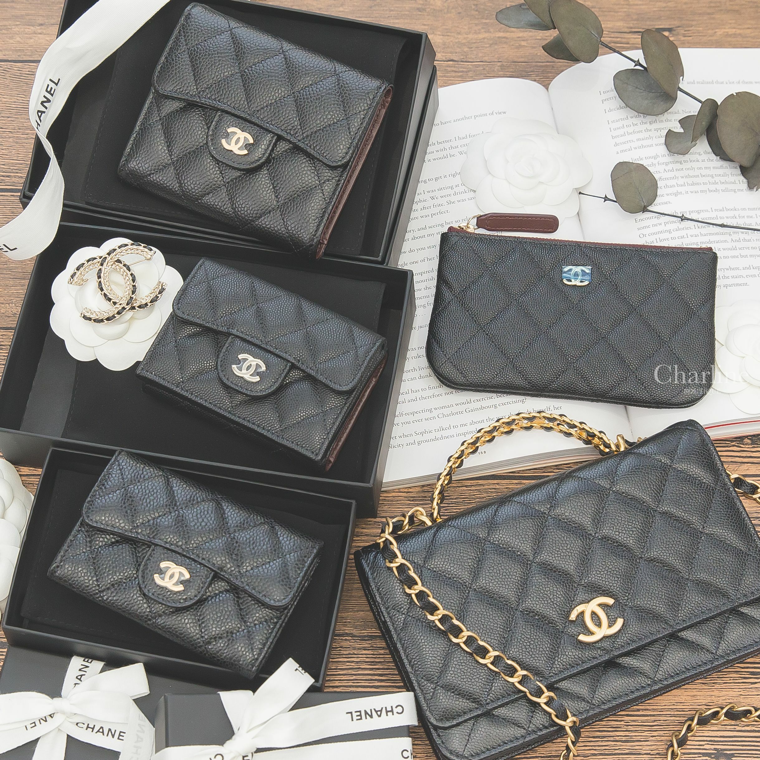 Chanel 黑色金CC荔枝菱格紋釦式卡片三折短夾,黑色金CC酒紅內裡荔枝紋零錢包,黑色金釦荔枝紋三折短夾,黑色金CC荔枝菱格紋零錢夾,黑色大型皮穿鍊金色編織CC胸針,黑色金CC金鍊簍空字母提把肩背包-Charline Boutique 精品代購