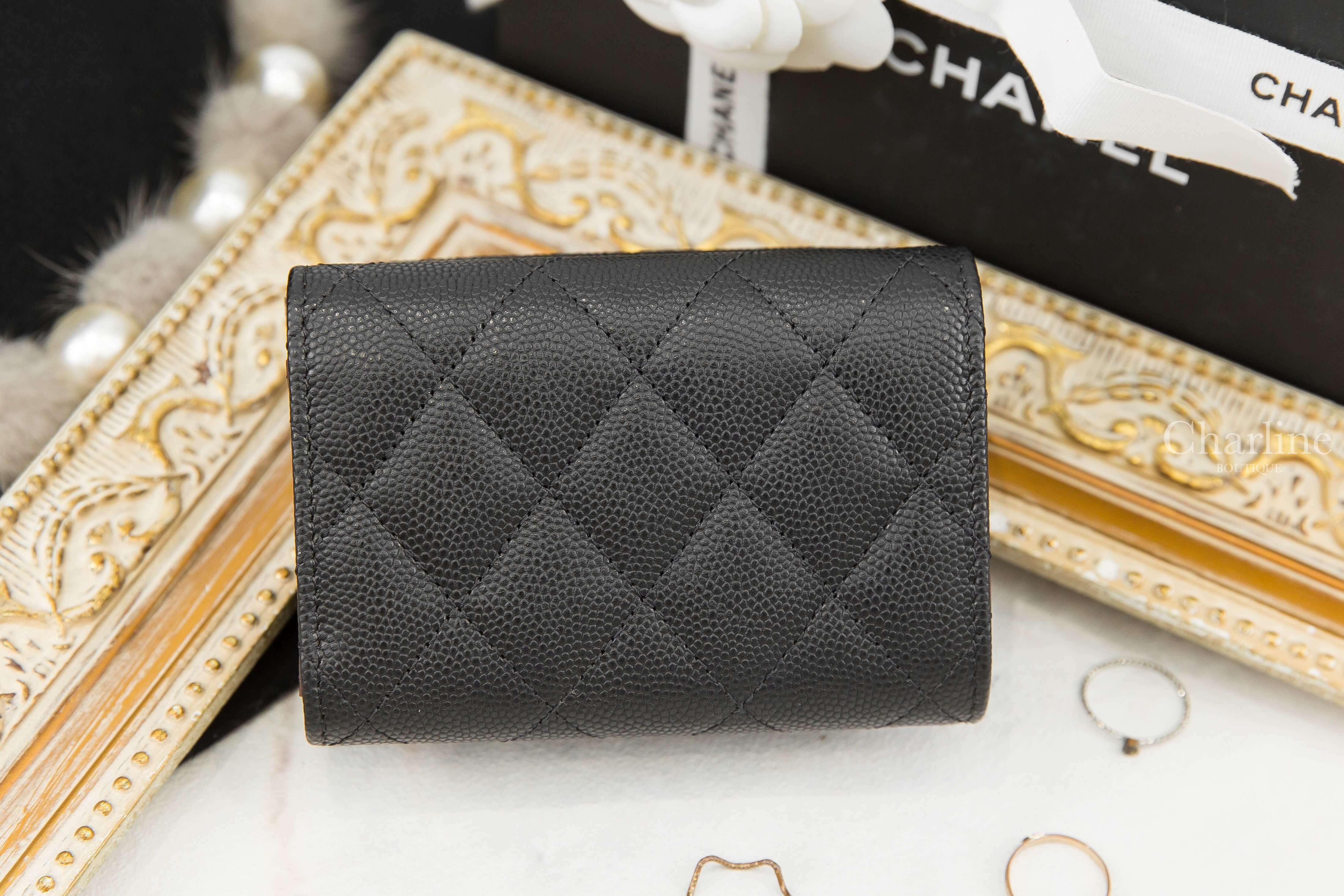 Chanel Classic Small Flap Wallet 黑色金CC荔枝菱格紋釦式卡片三折短夾-Charline Boutique 精品代購