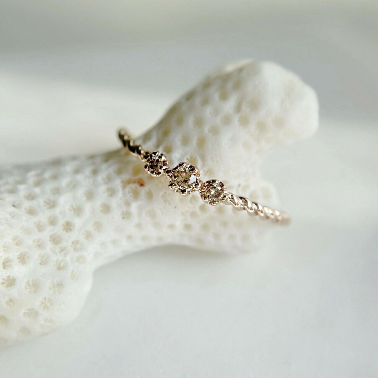 14k三顆小花亮棕鑽麻花戒指