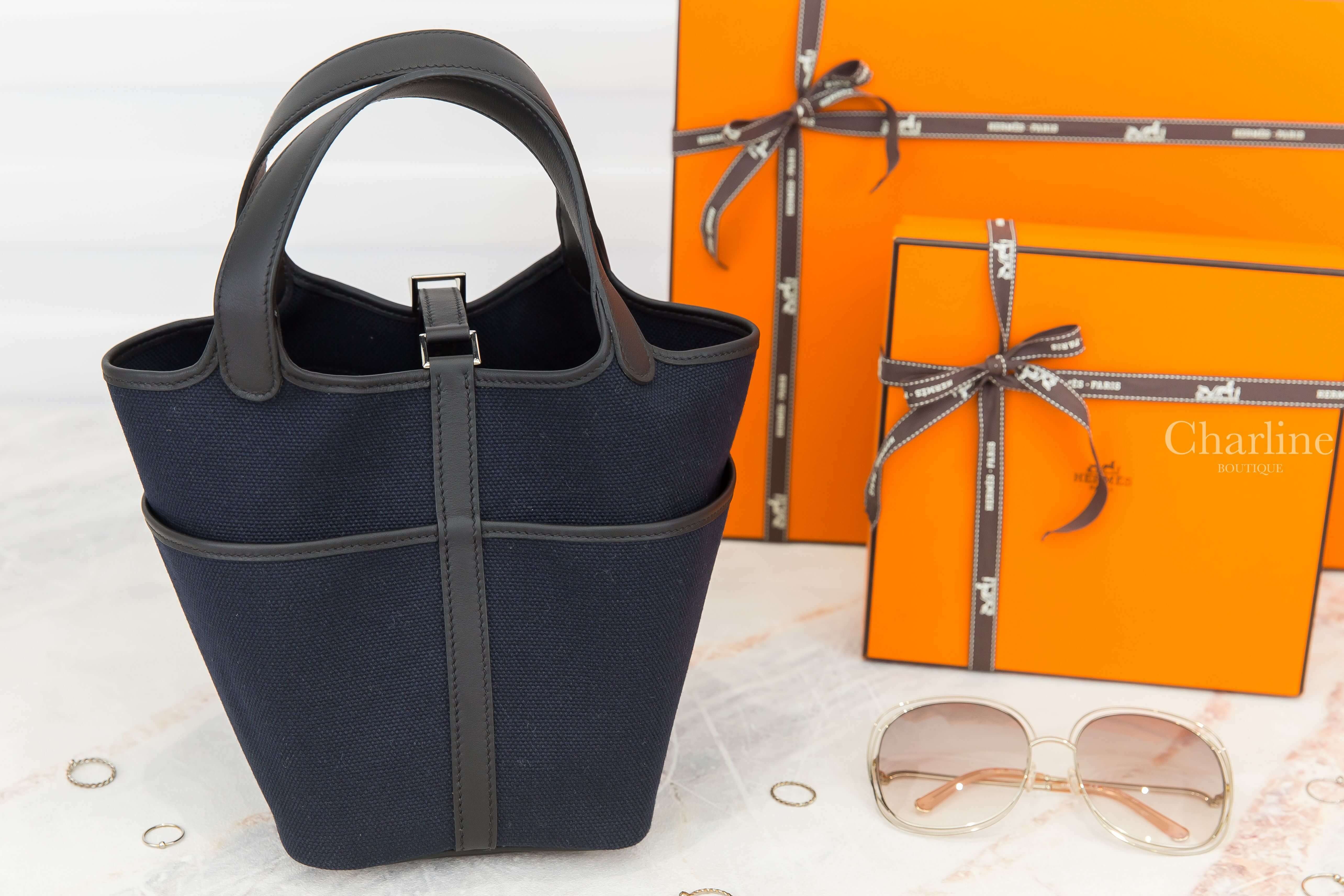 Hermès Picotin Lock 18 Pocket Bag Goeland Canvas / Swift Z刻海洋藍帆布拼黑色牛皮銀釦小型提把水桶包-Charline Boutique 精品代購