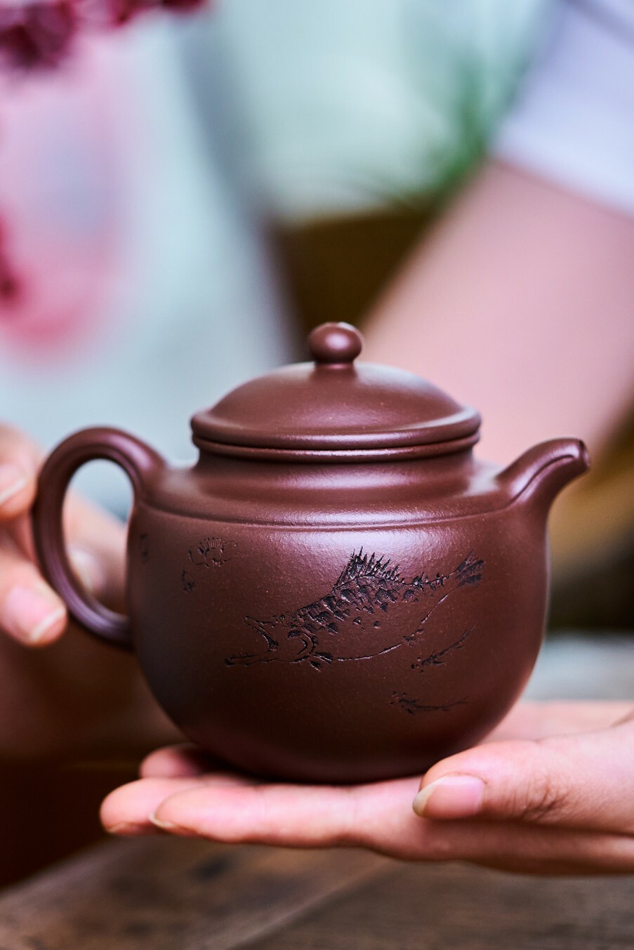 【高利】--壺身、壺把的線，比例優雅、協調、古樸穩重