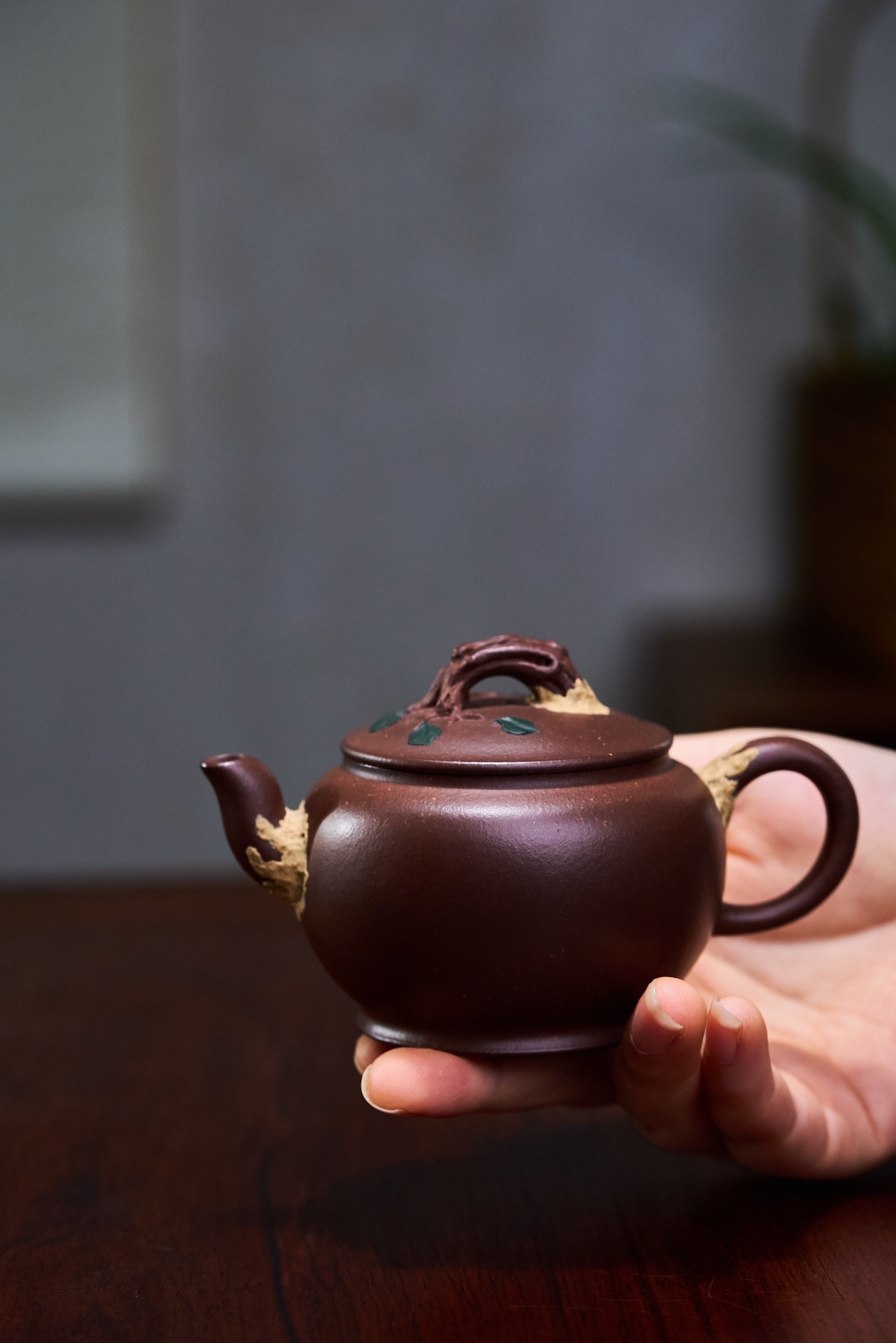 【樹蔭】--壺嘴與壺體之間有泥繪裝飾，就像破土而出的松枝