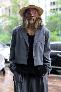 剪裁層疊式微型三角口袋超短版西裝外套