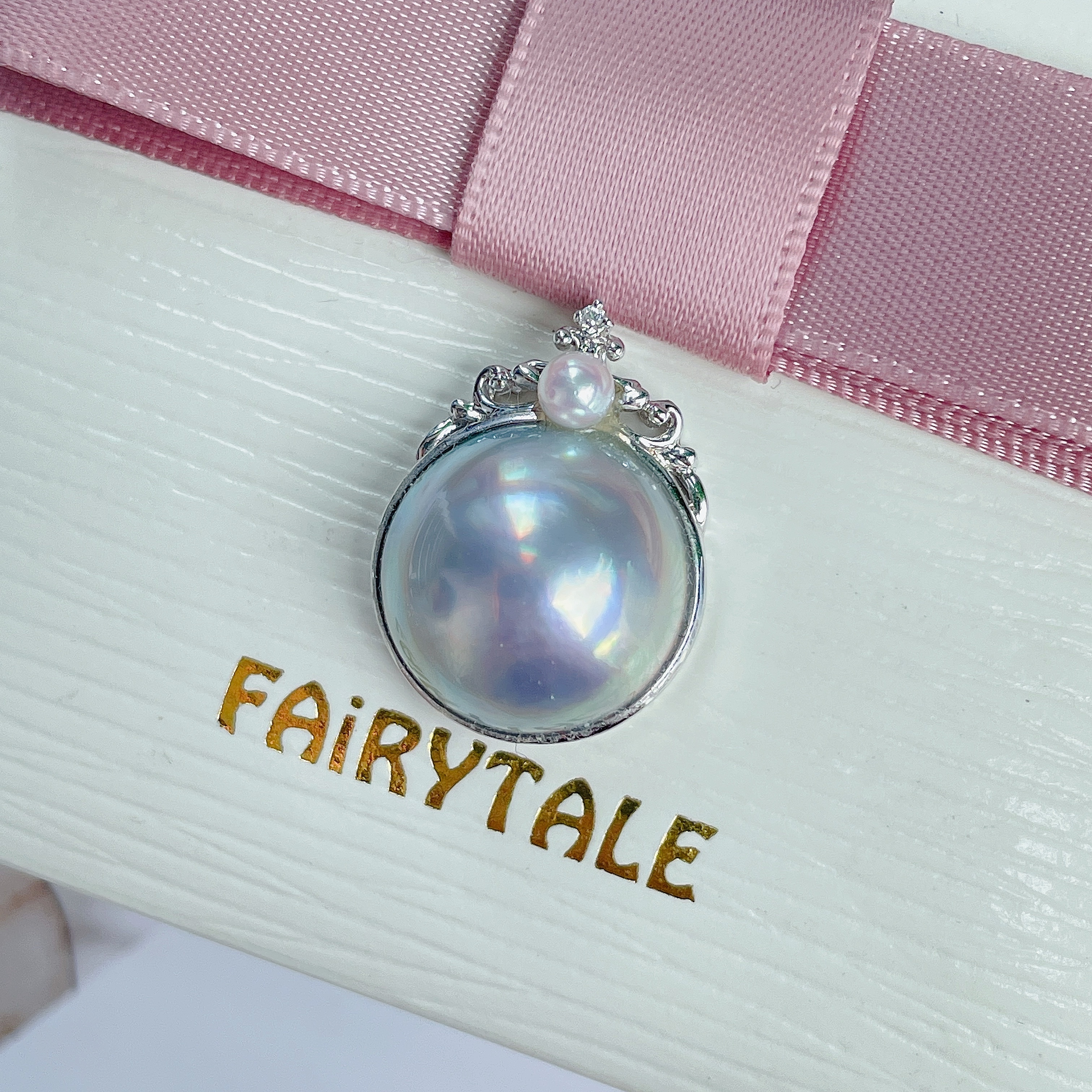 18K金稀有日本馬貝珠鑽石吊墜-藍色圓形皇冠款