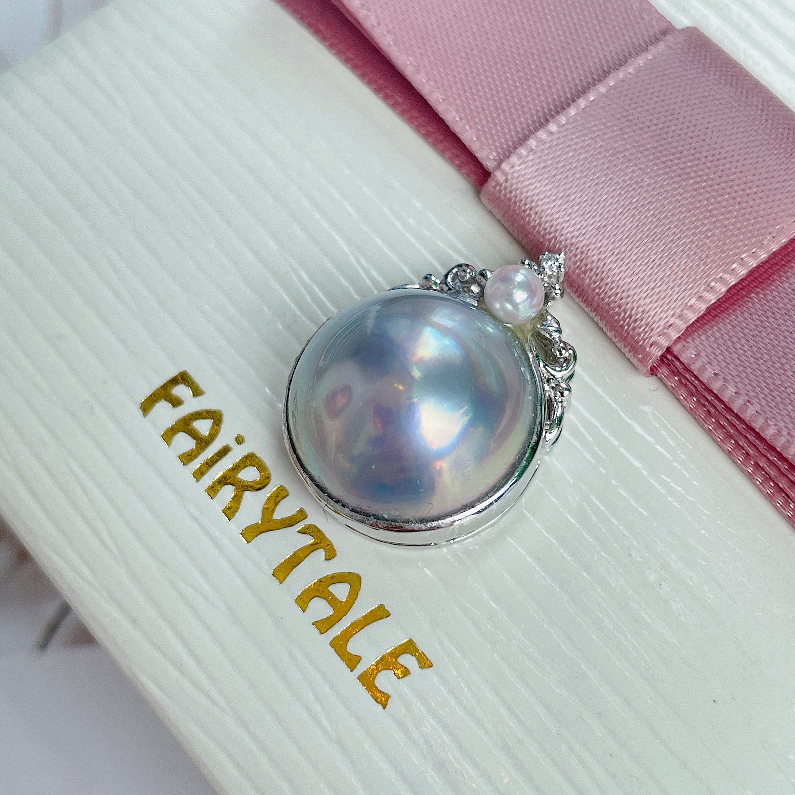 18K金稀有日本馬貝珠鑽石吊墜-藍色圓形皇冠款