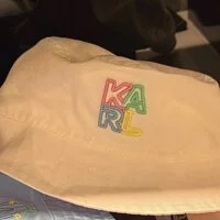 [S] KARL LAGERFELD 22FW3401 K/KOCKTAIL BUCKET HAT, WHITE/LILAC SACHET, 8720092845663 (SKL227)