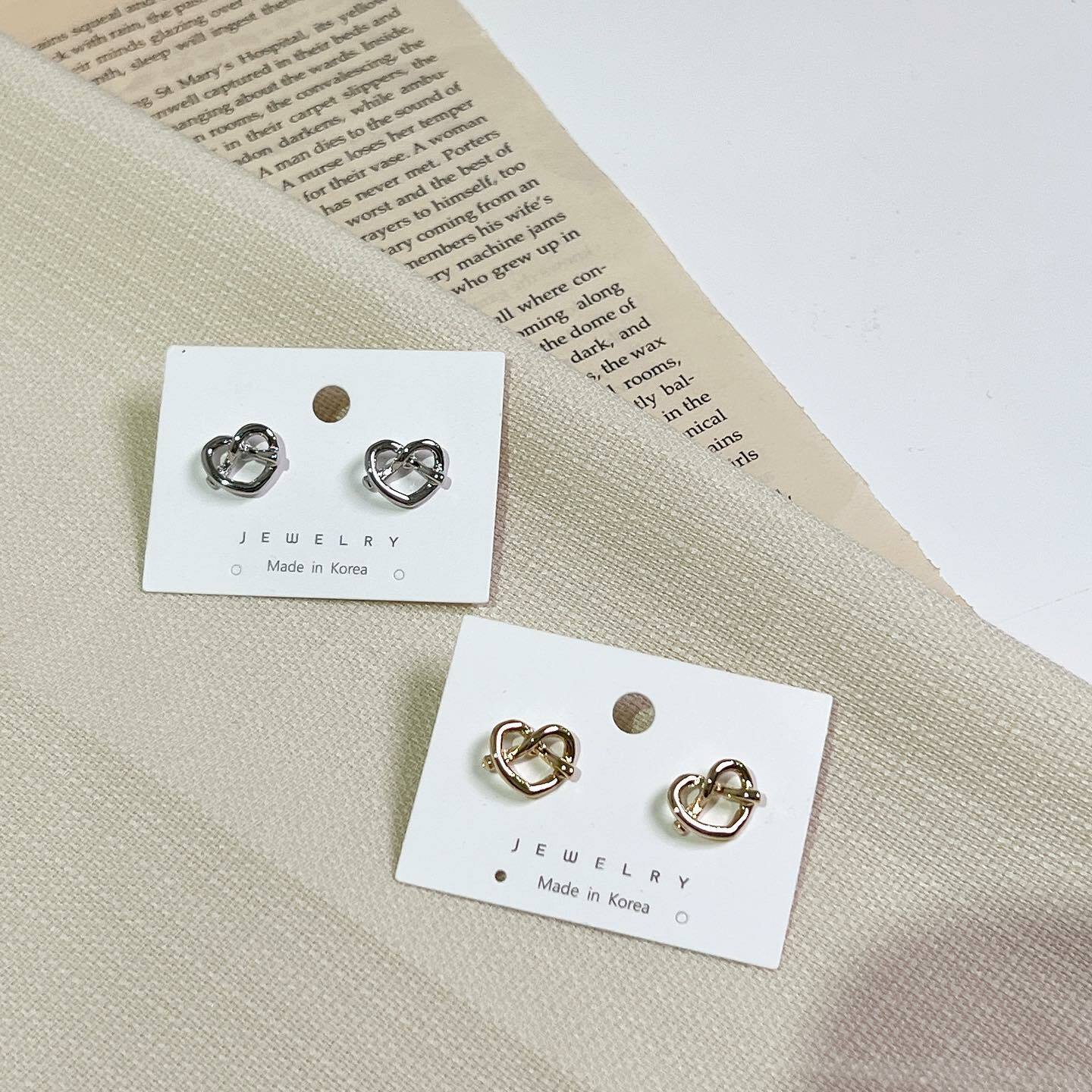 蝴蝶餅乾。鋼針耳環