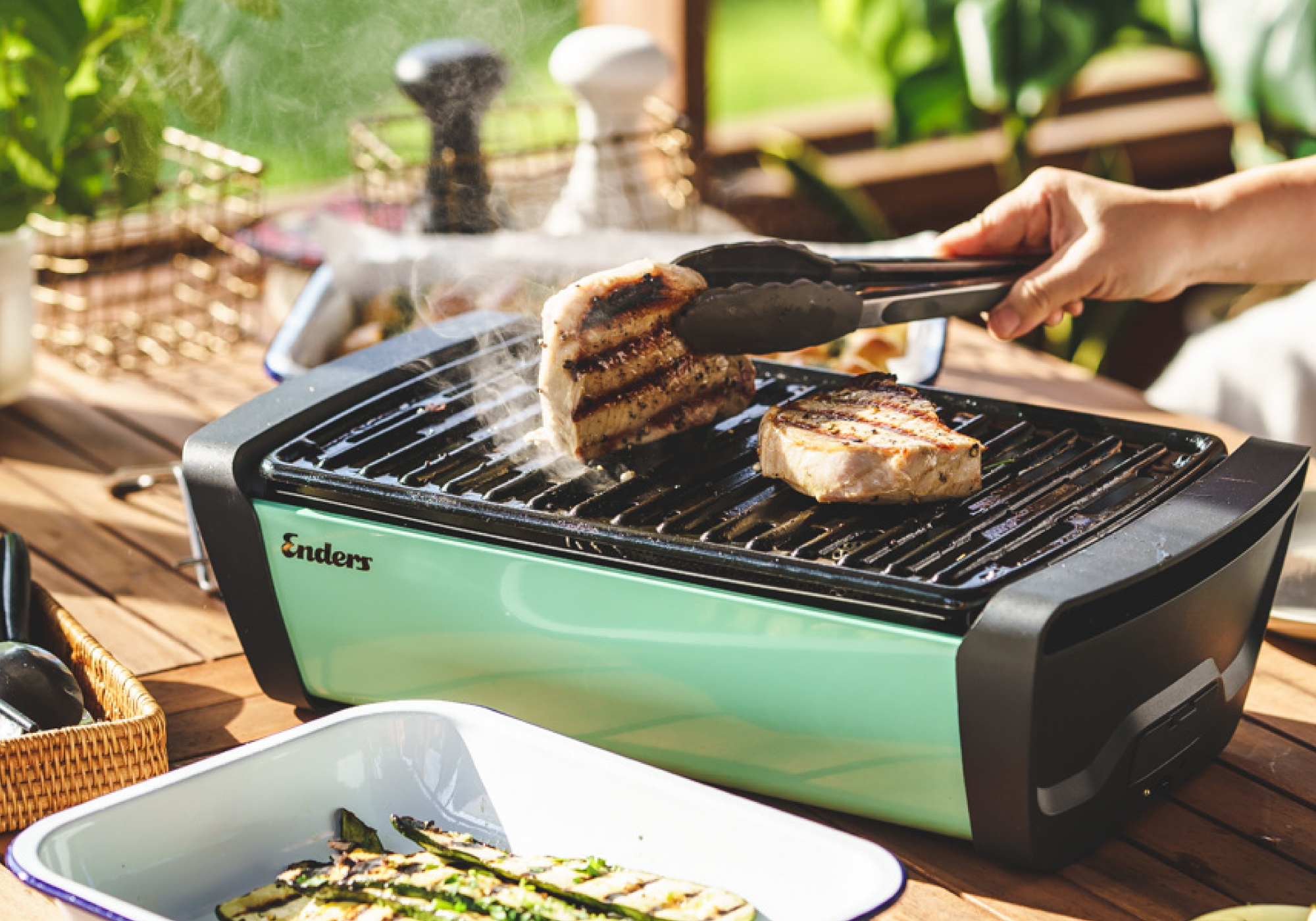 桌上放置巧兒廚房中秋烤肉推薦必備神器的德國Enders木炭烤肉爐架, 高溫烤著有烙痕的牛排