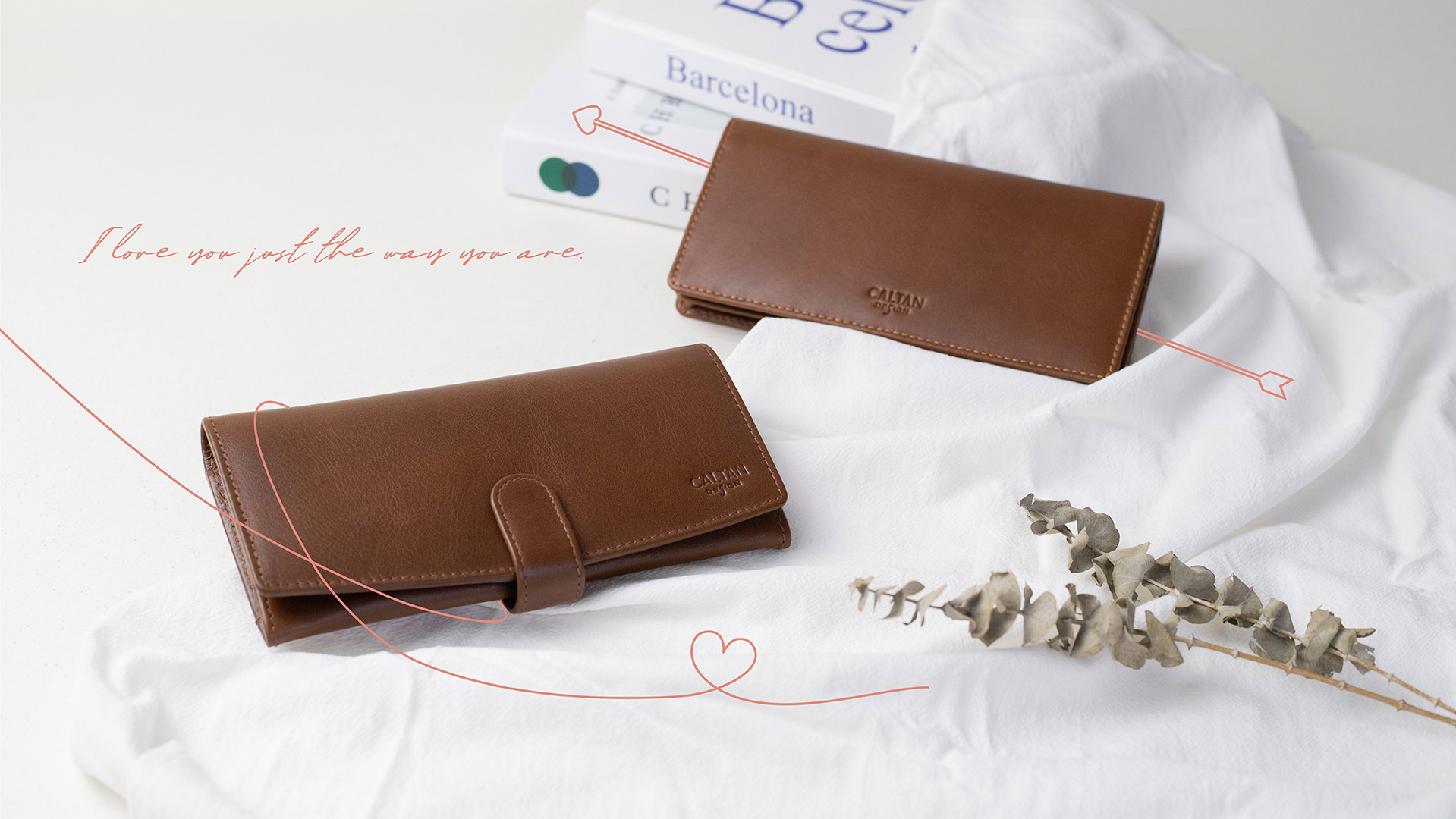 兩個咖啡色長夾 放在白色布上