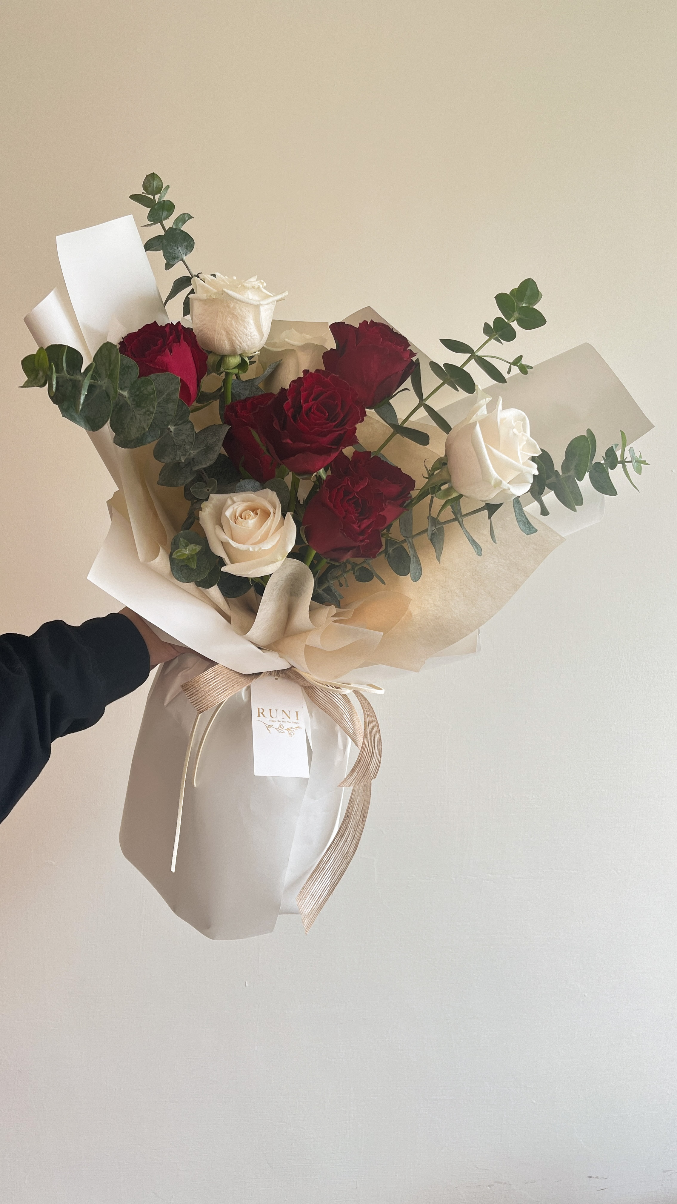 純玫瑰花束-10朵紅玫瑰混白玫瑰花束