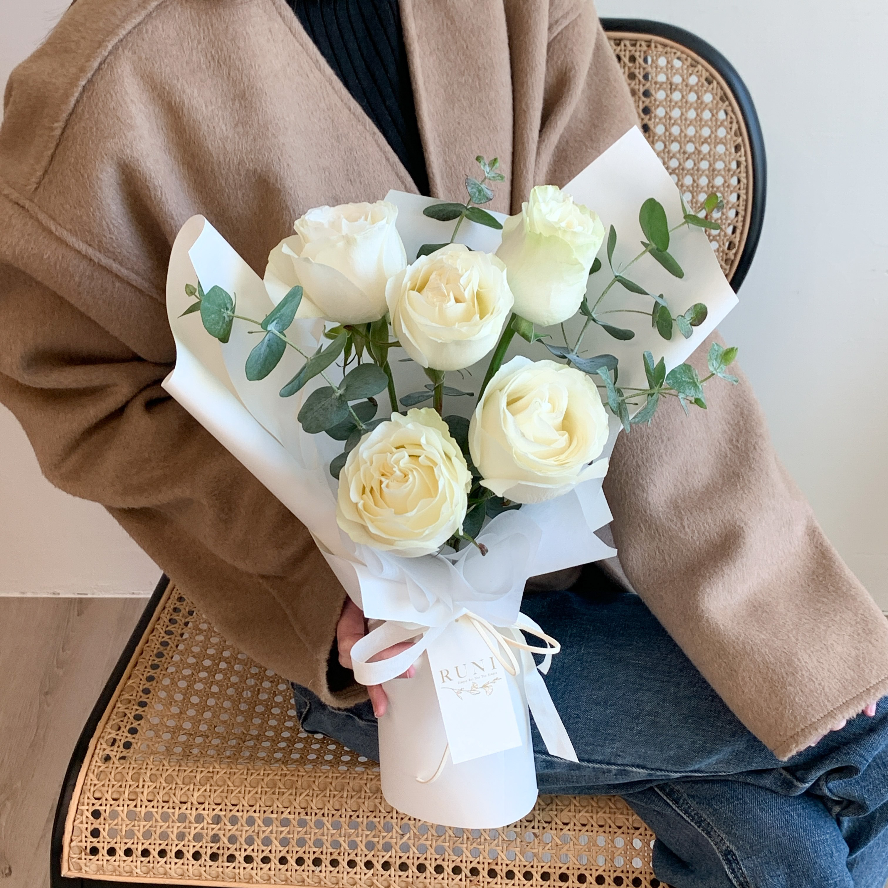 純玫瑰花束-5朵白玫瑰花束